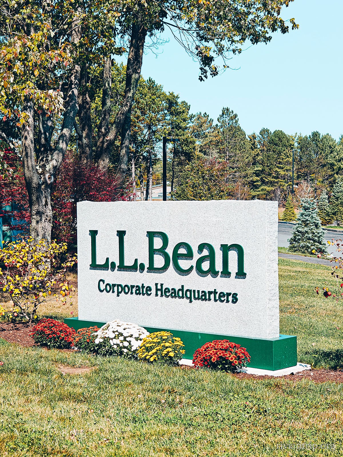 Le panneau de pierre du siège social de L.L.Bean