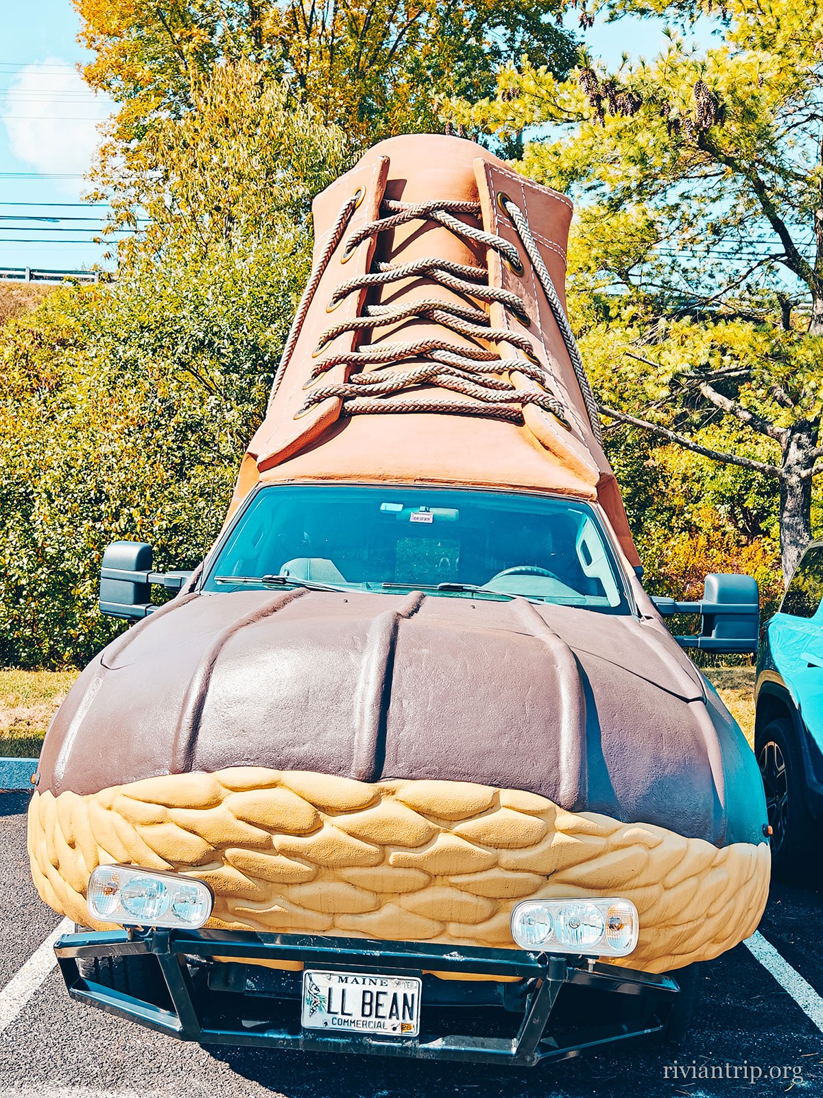 La botte géante de L.L.Bean, plus haute que la voiture garée à côté