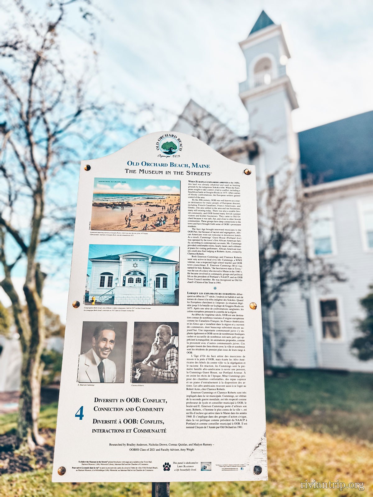 Un panneau d’interprétation devant une maison historique