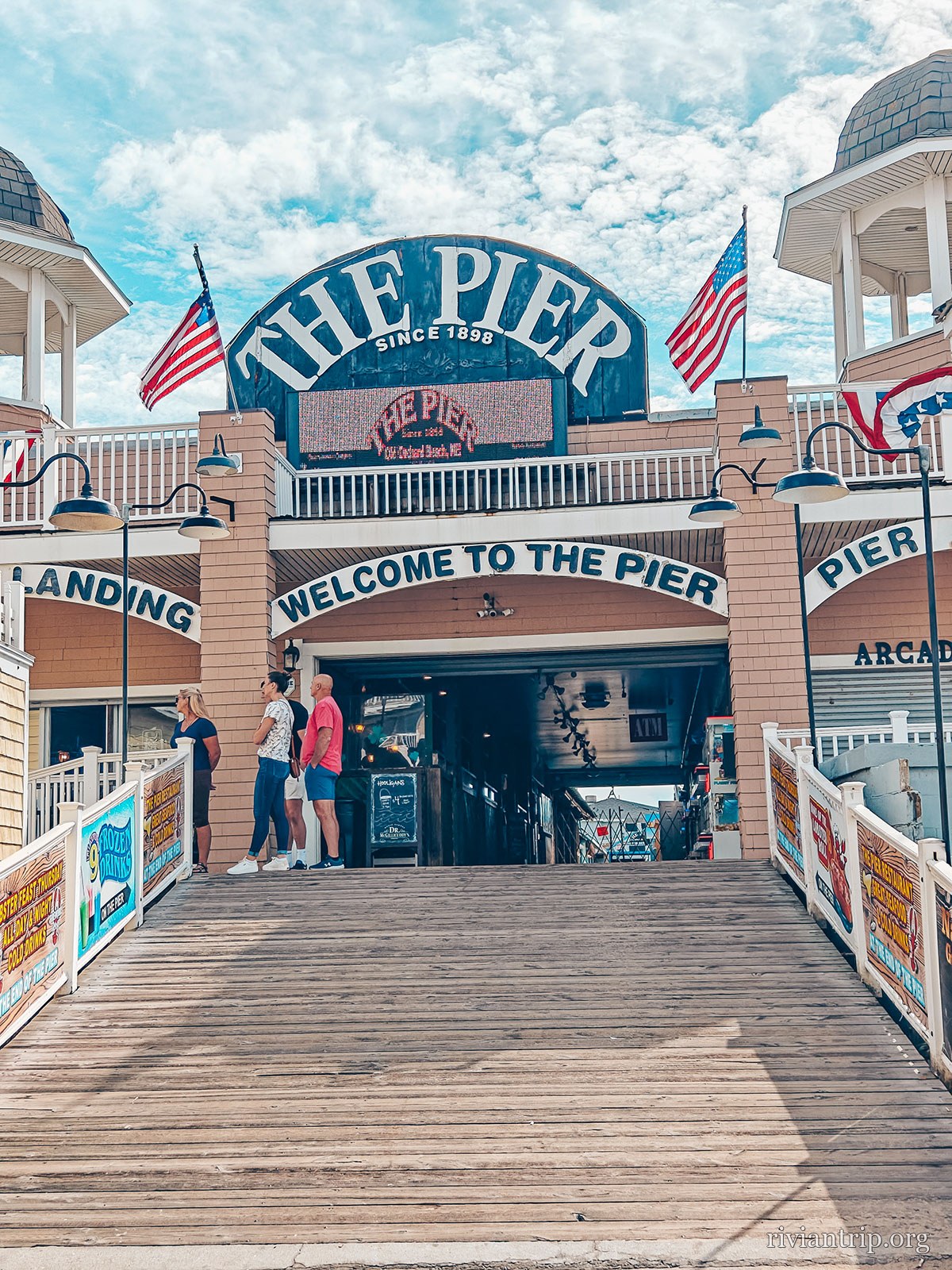 L’entrée de la jetée, « The Pier », et sa promenade de bois