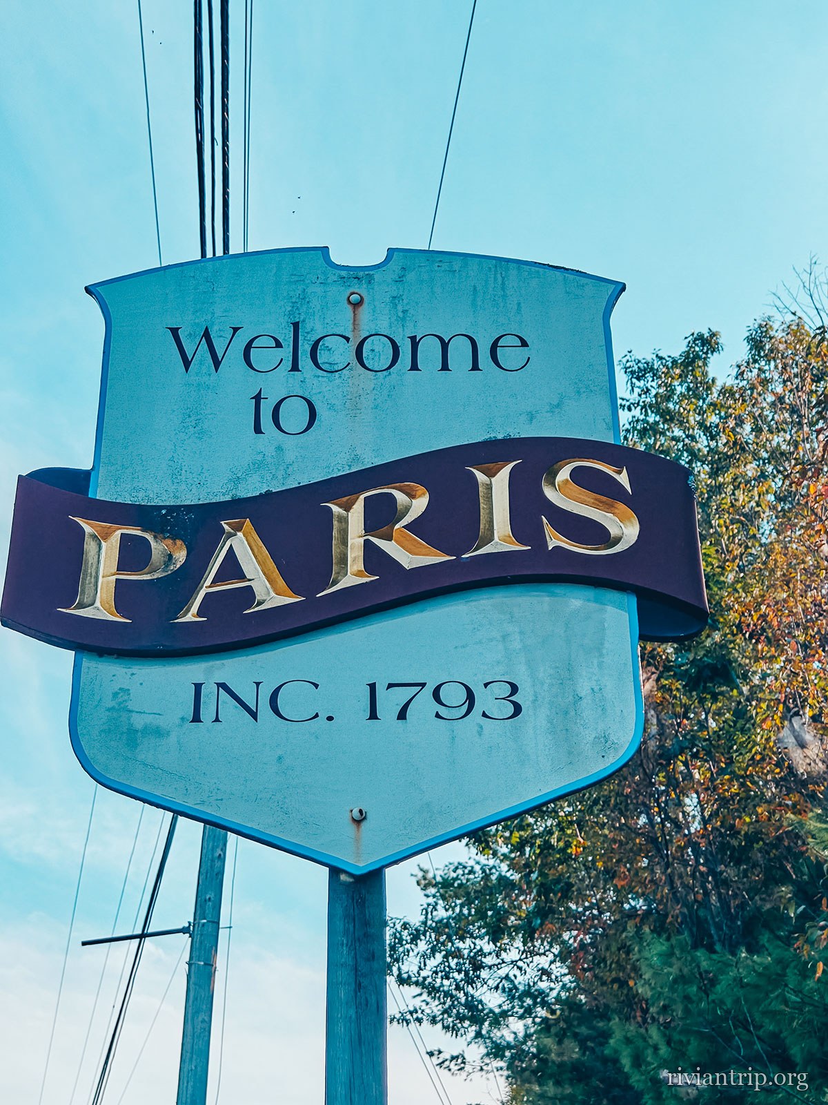 Le panneau armorié « Welcome to PARIS · Inc. 1793 »