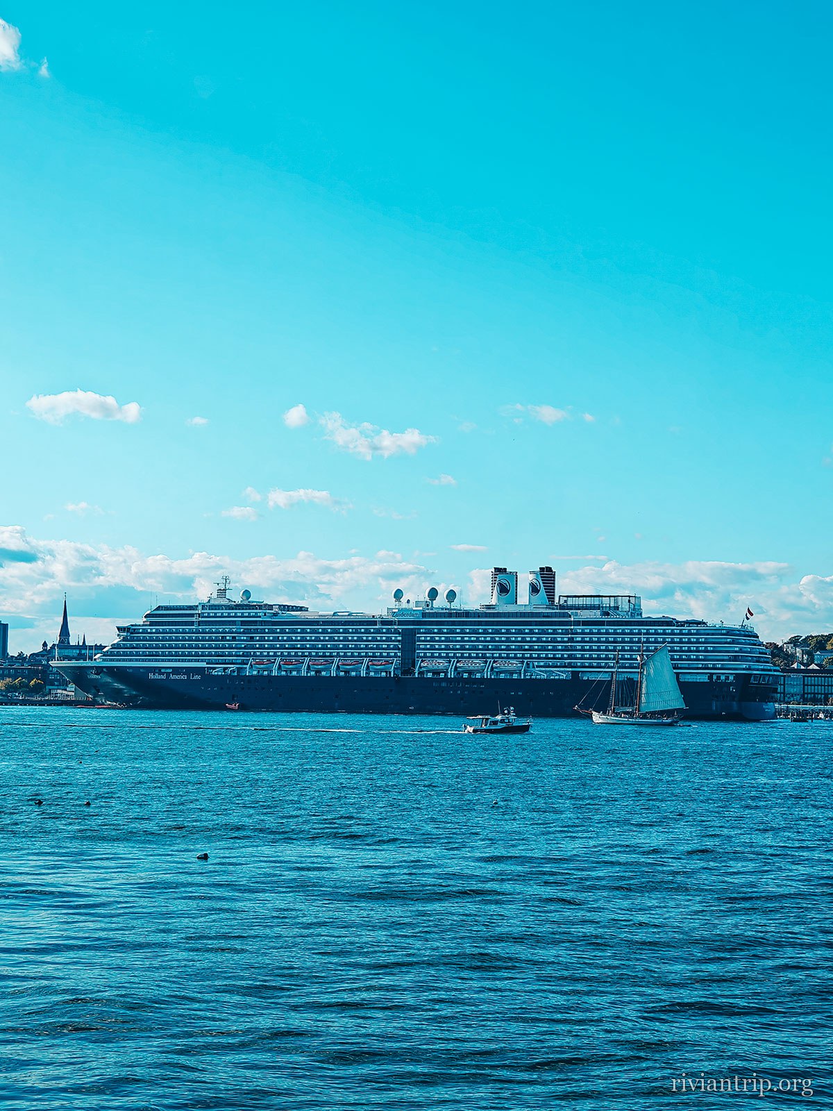 Un cargo à quai, de l’autre côté du chenal