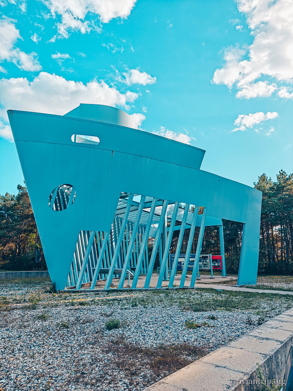 Le monument bleu du Liberty Ship Memorial, silhouette de proue