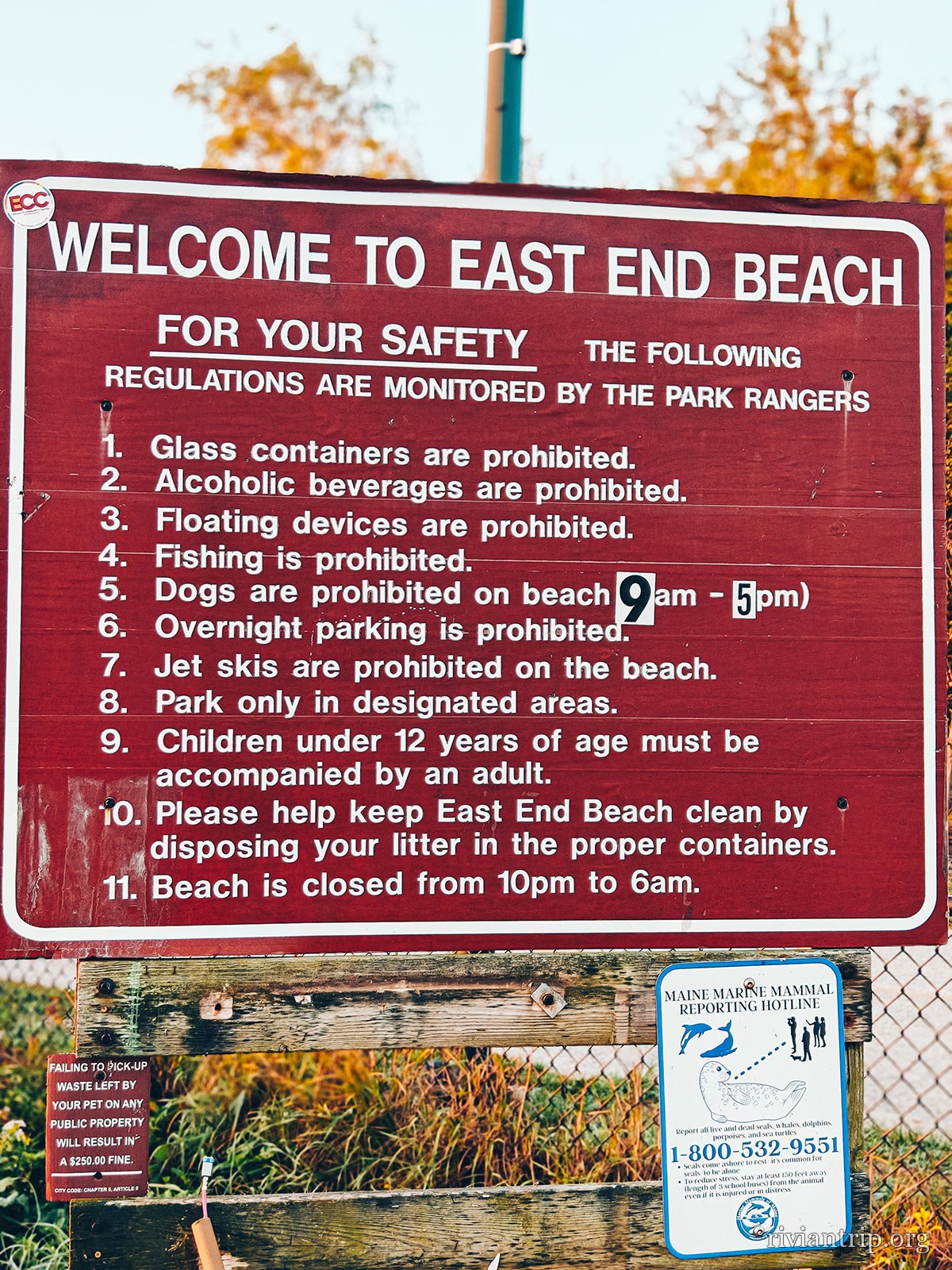Le panneau rouge « Welcome to East End Beach » et son règlement