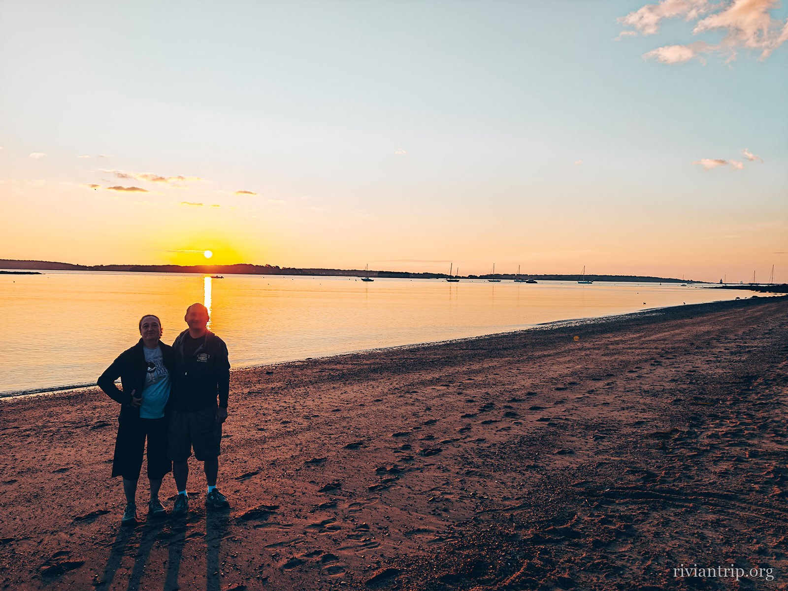 Deux silhouettes sur la plage à contre-jour, au coucher du soleil
