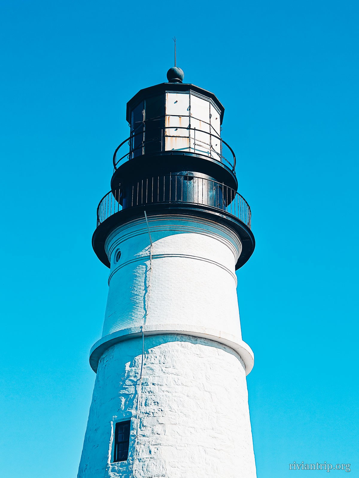La lanterne noire du phare, vue depuis le pied de la tour