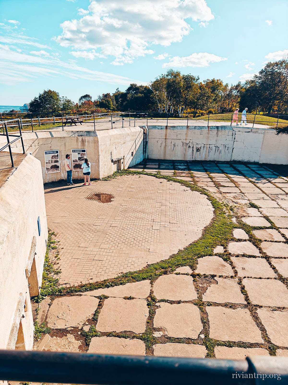 Une batterie de béton du fort, ouverte sur la mer