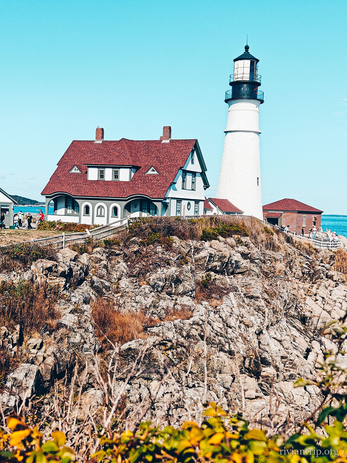 Le phare blanc et la maison du gardien au toit rouge, sur le roc