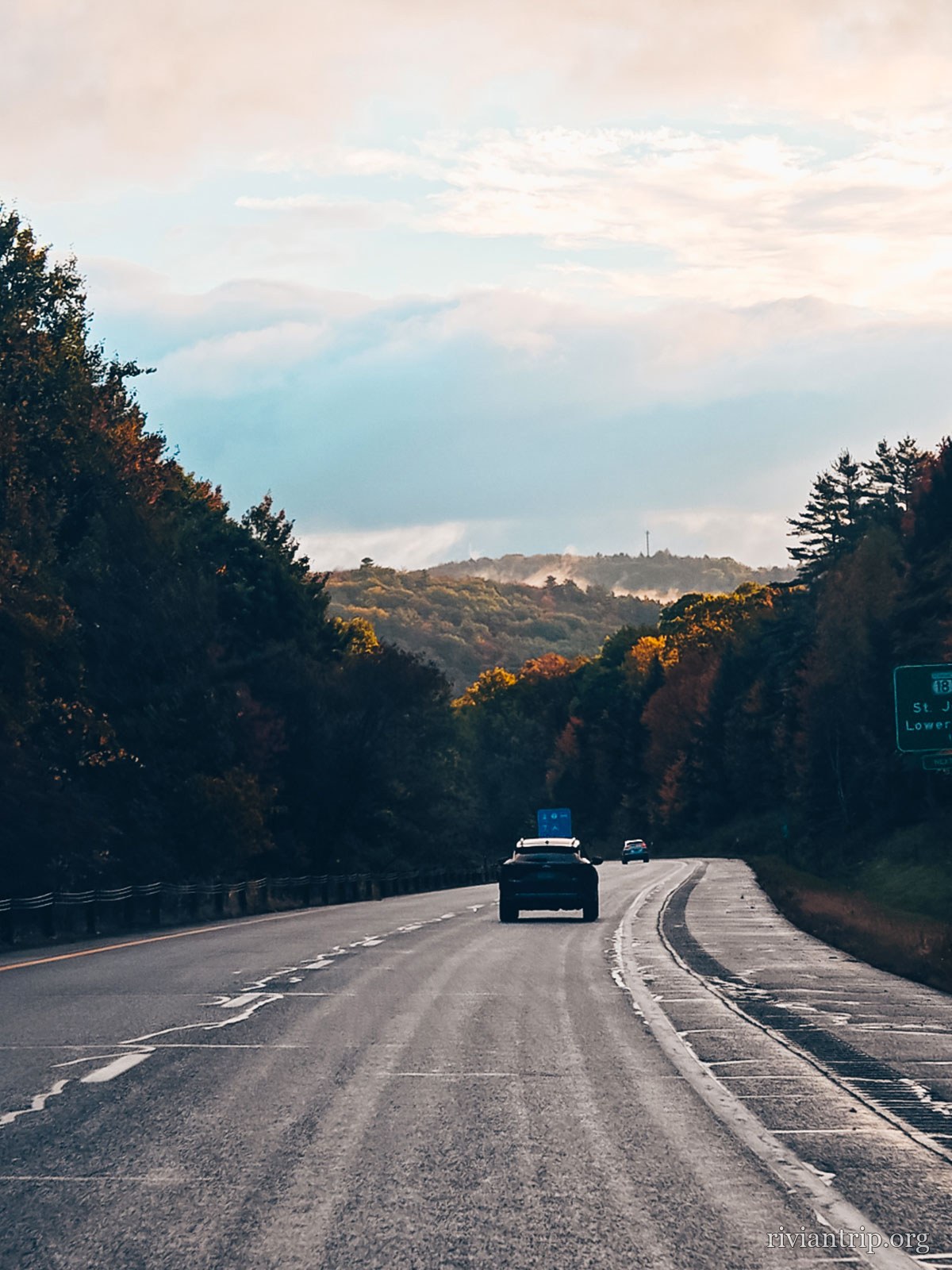 La route vers le sud au petit matin, entre les collines du New Hampshire