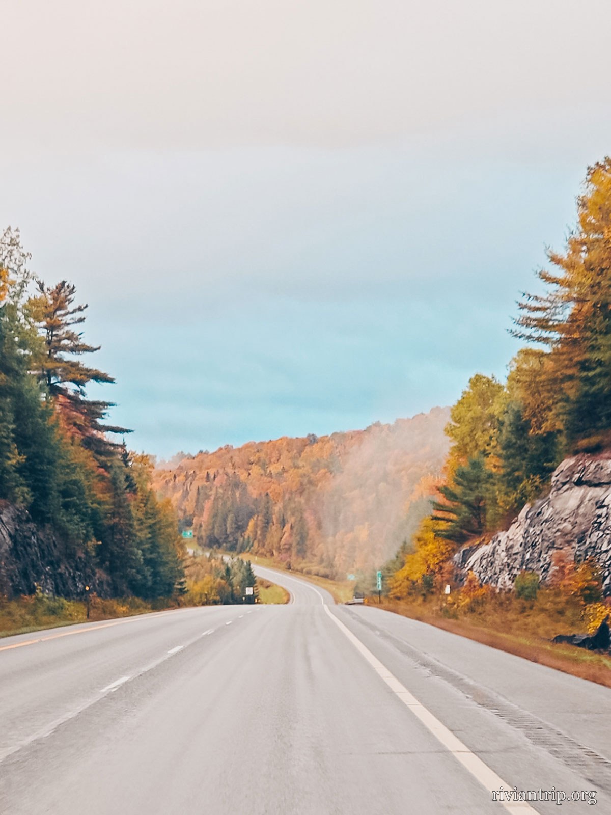 La route vers le sud au petit matin, entre les collines du New Hampshire