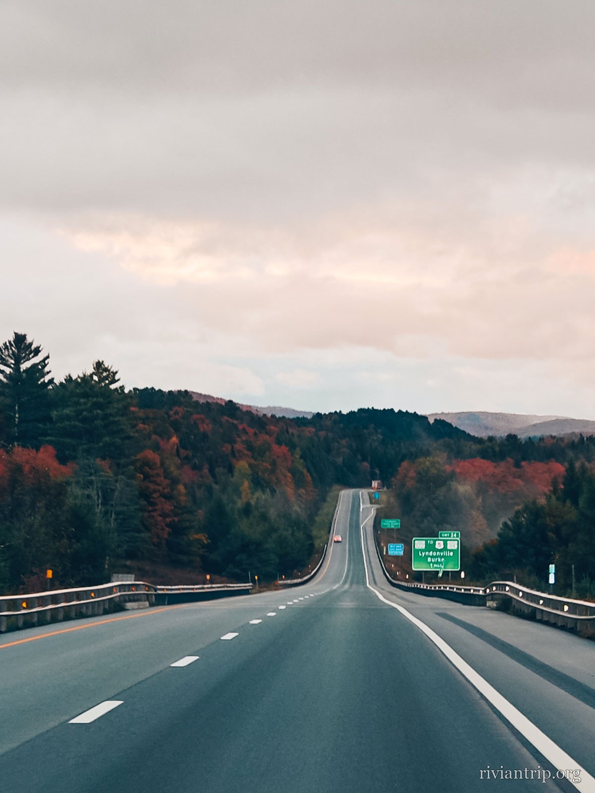 La route vers le sud au petit matin, entre les collines du New Hampshire