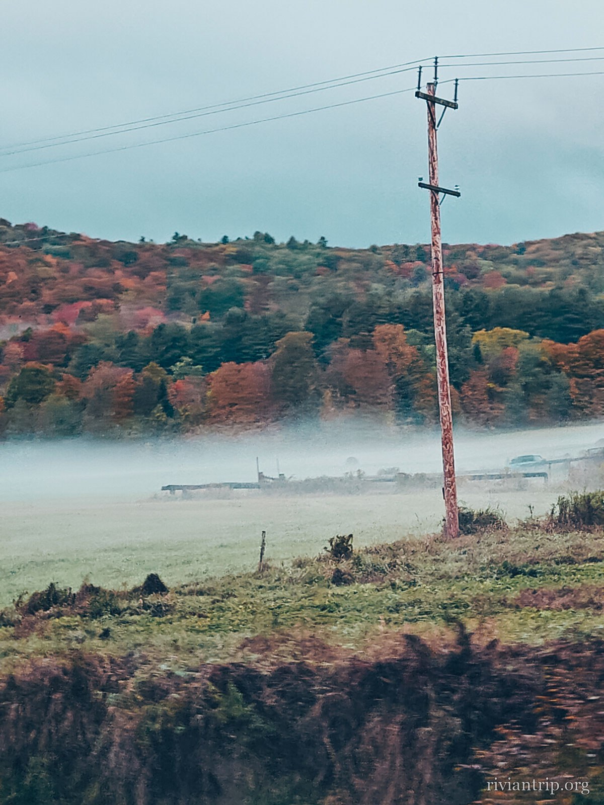 La route vers le sud au petit matin, entre les collines du New Hampshire