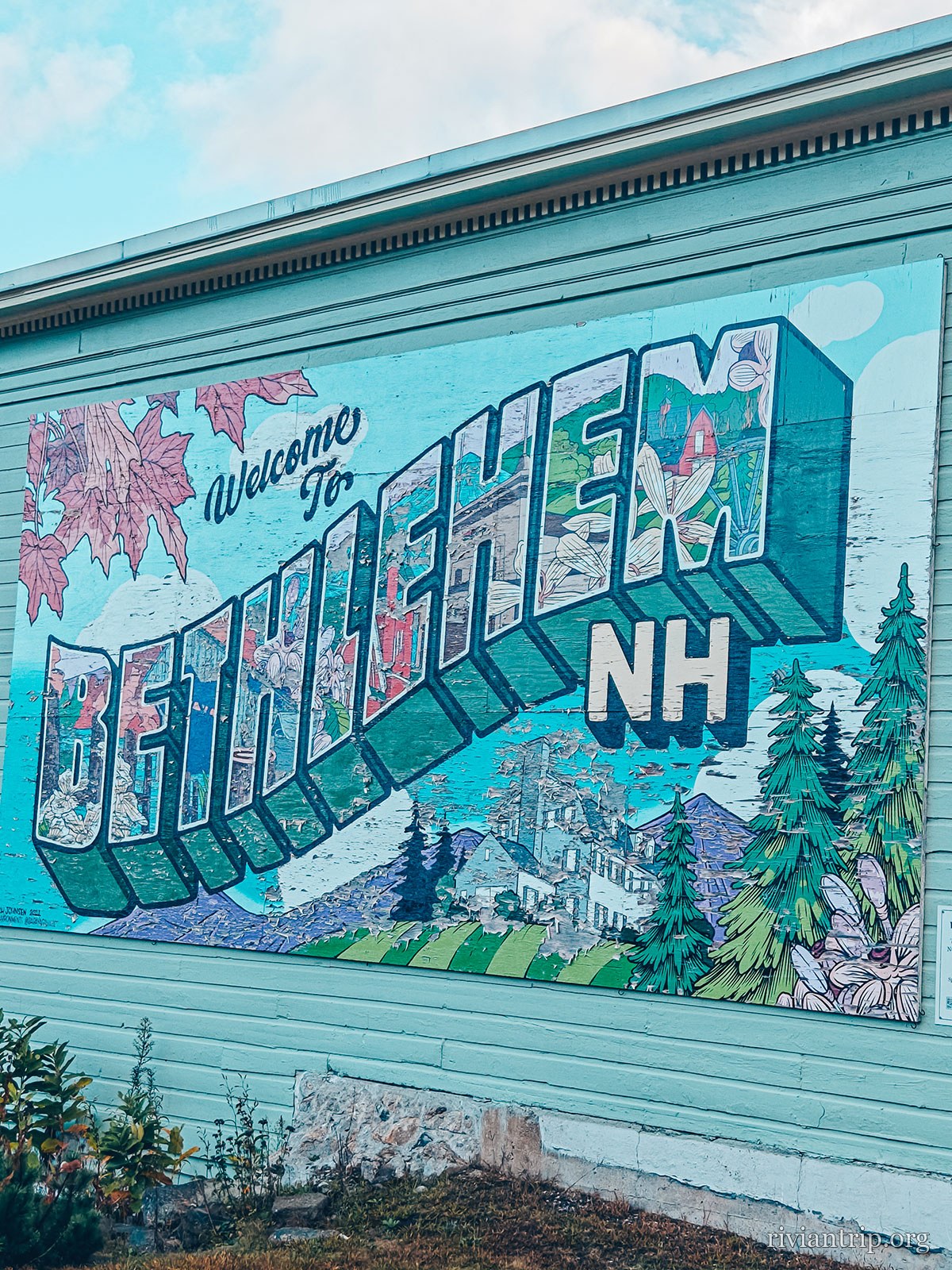 Une murale aux couleurs vives portant les lettres NH