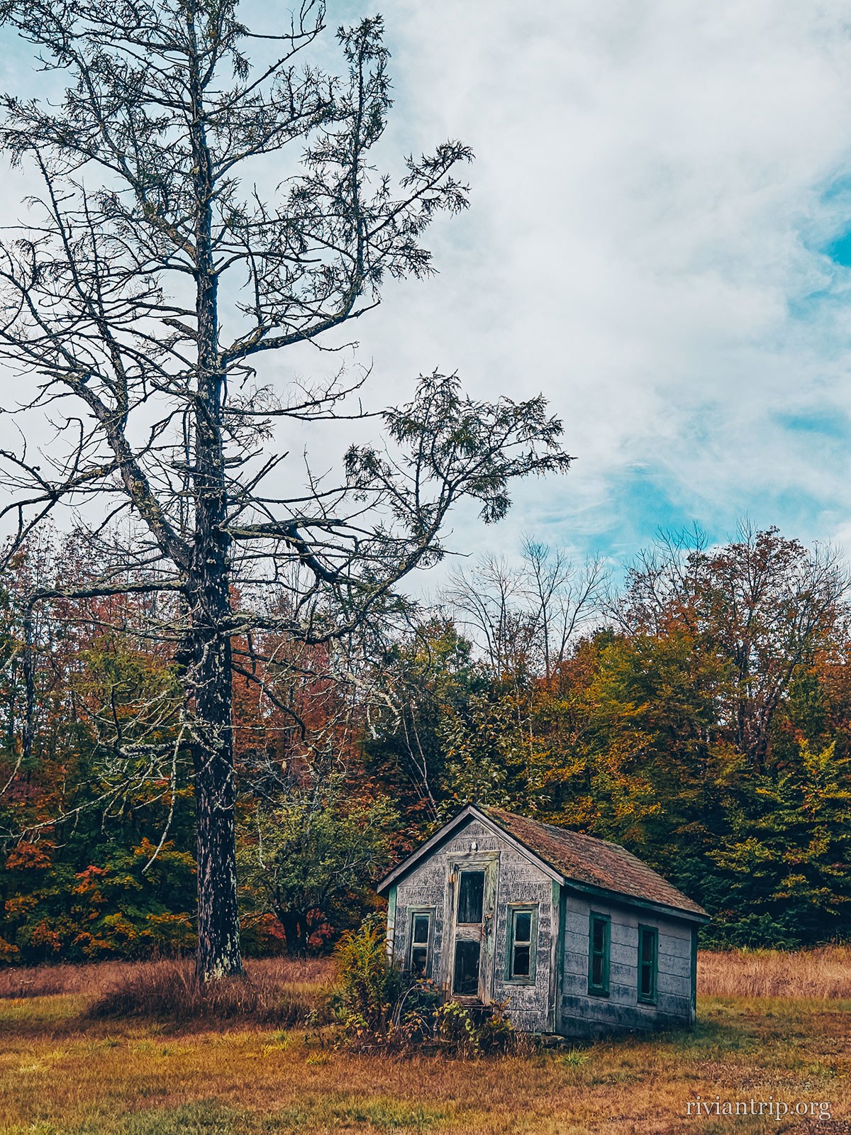 Une petite école de bois abandonnée au bord de la route