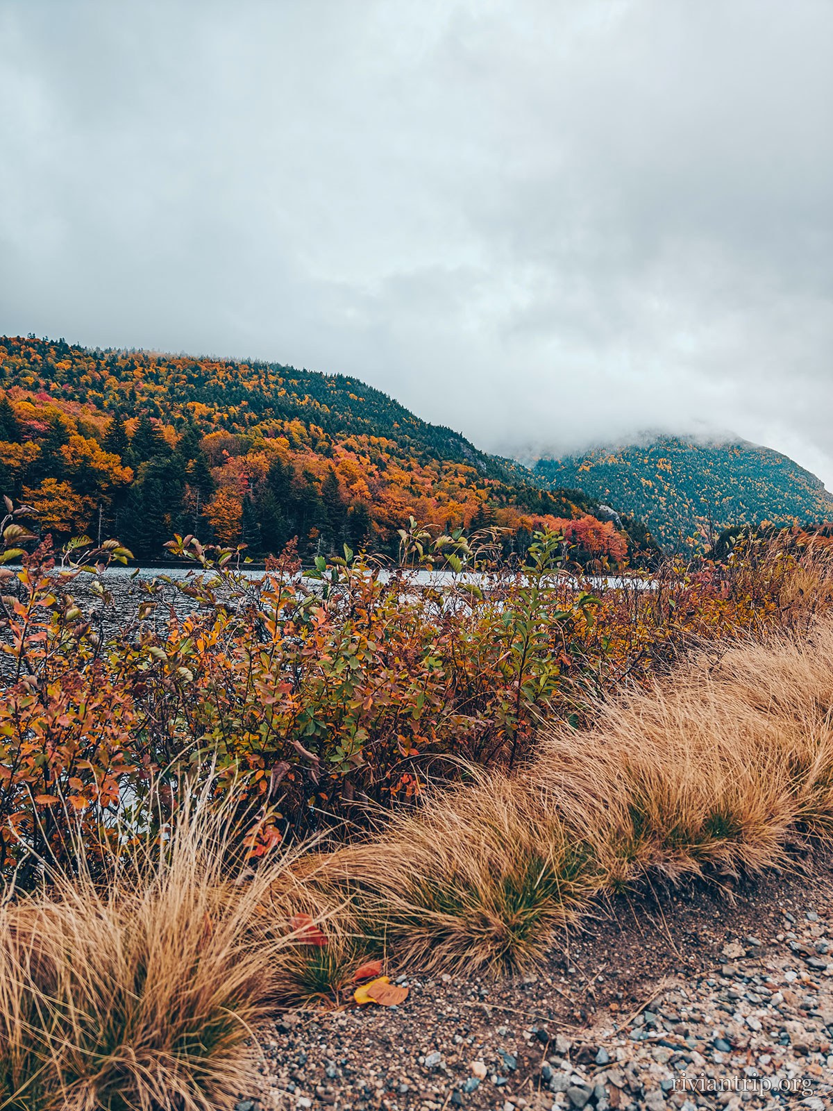 Un étang immobile au pied des White Mountains, dans les couleurs d’automne
