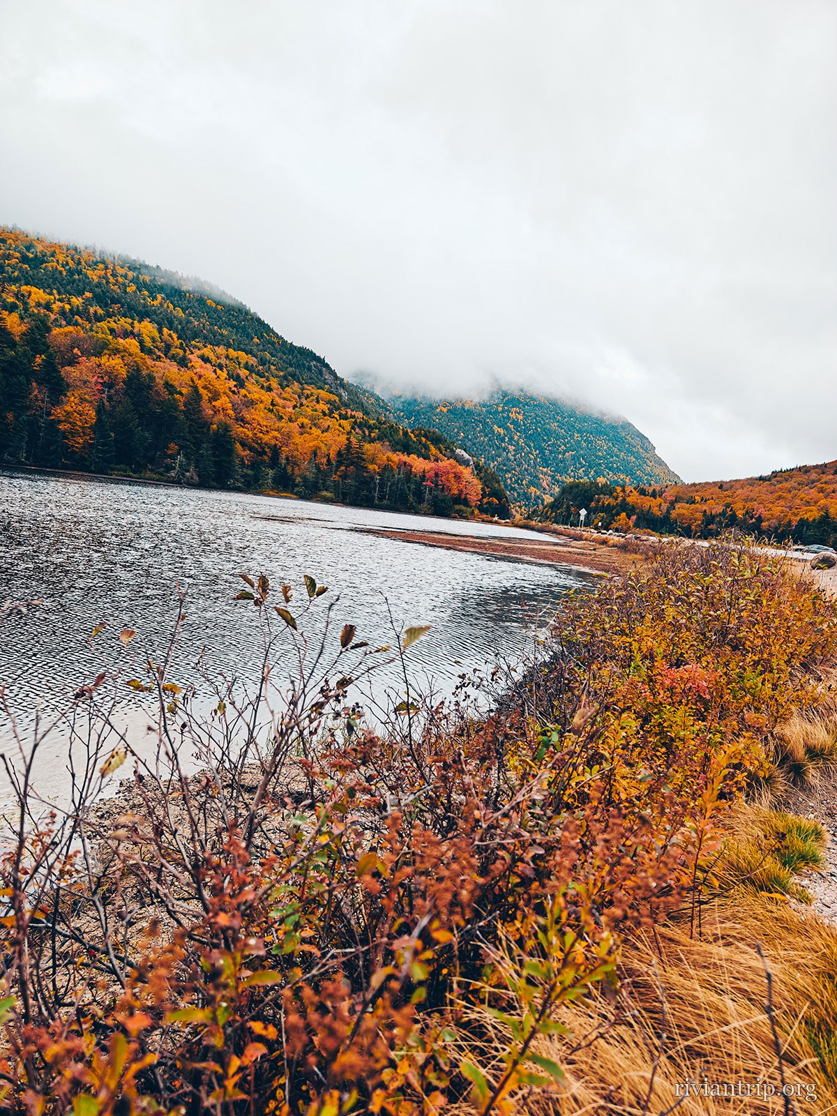 Un étang immobile au pied des White Mountains, dans les couleurs d’automne