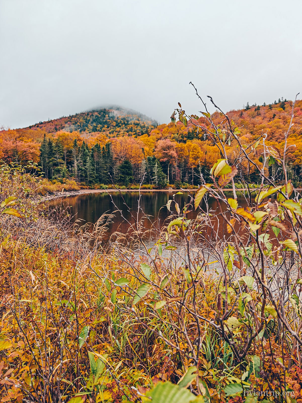 Un étang immobile au pied des White Mountains, dans les couleurs d’automne