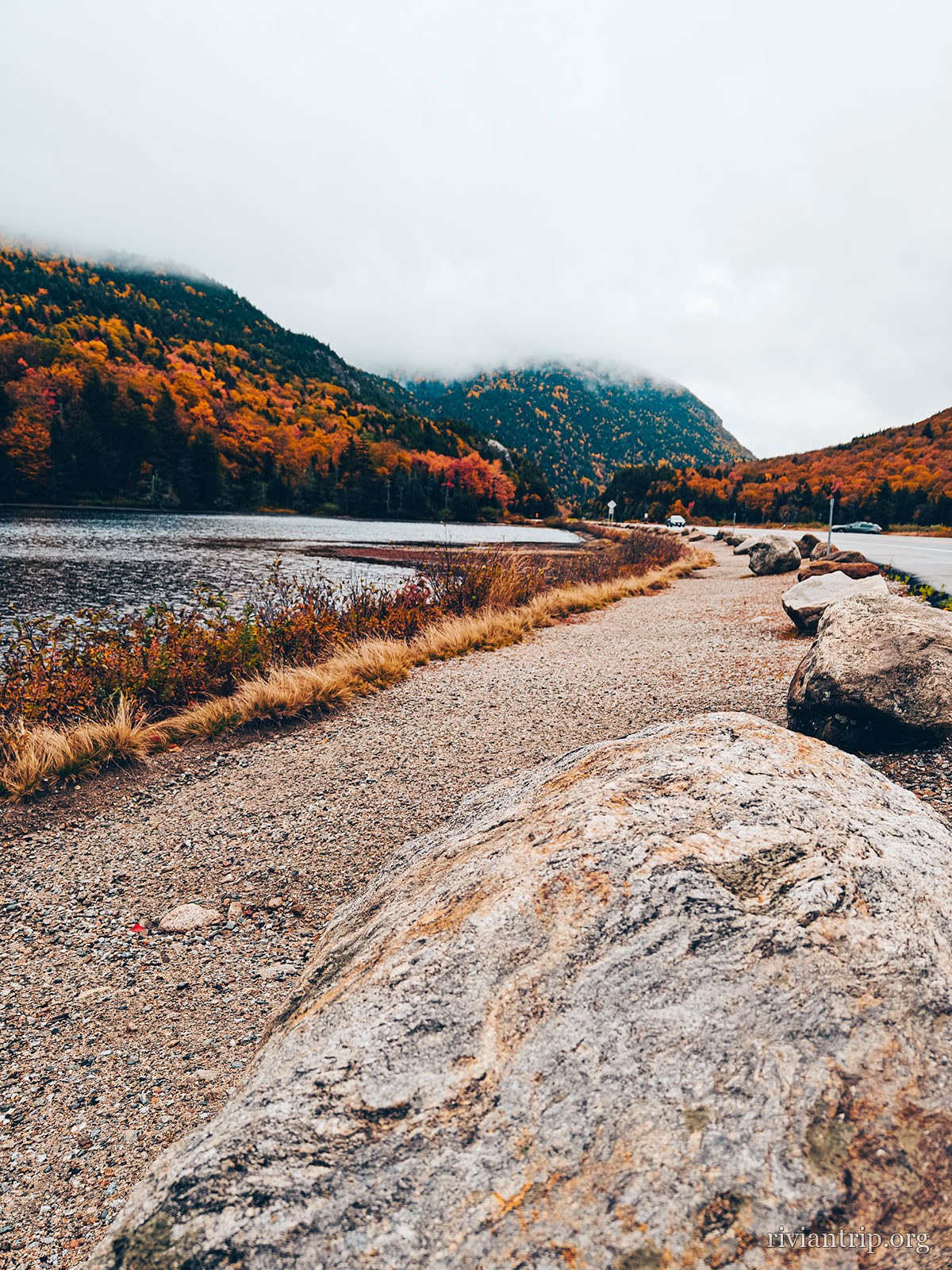 Un étang immobile au pied des White Mountains, dans les couleurs d’automne