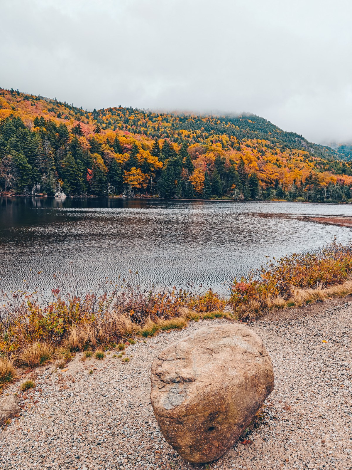 Un étang immobile au pied des White Mountains, dans les couleurs d’automne