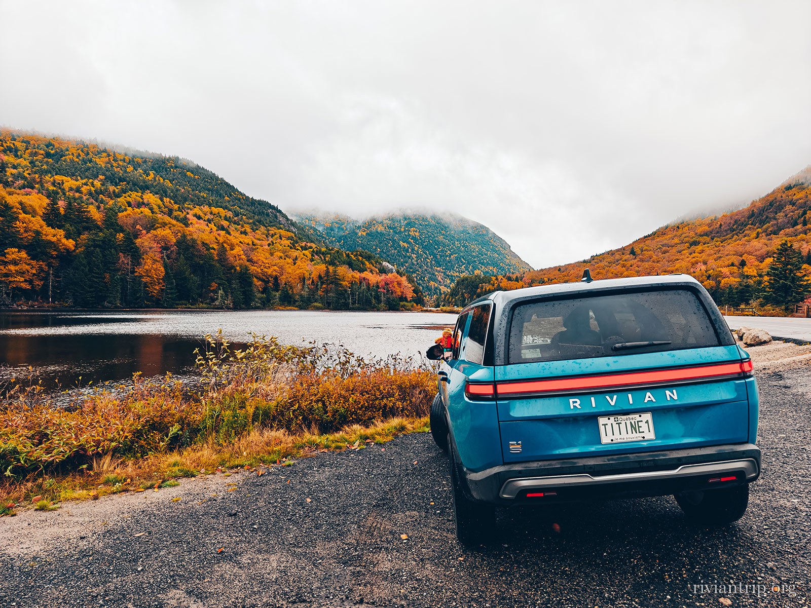Un étang immobile au pied des White Mountains, dans les couleurs d’automne