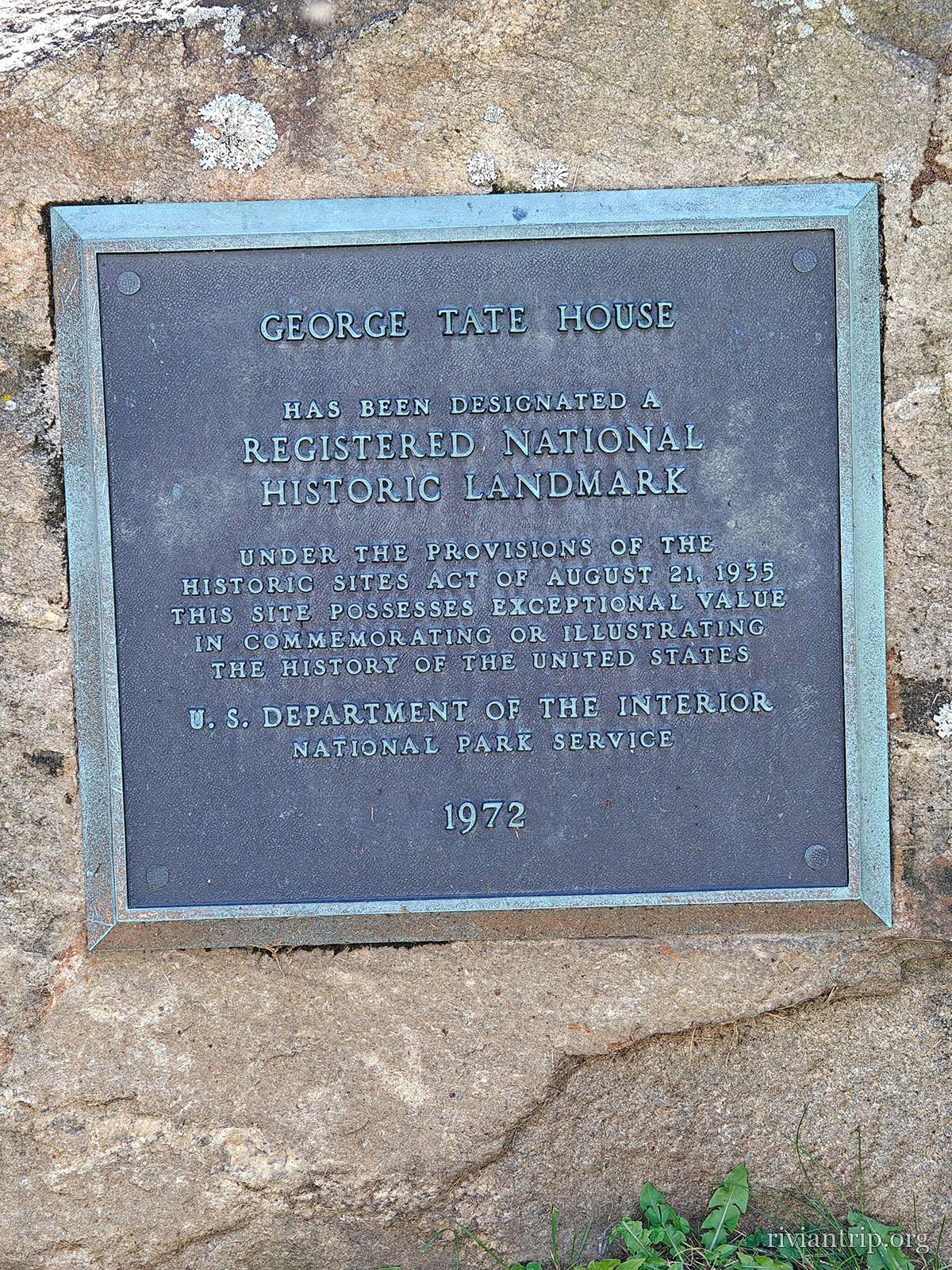Une plaque de bronze scellée dans un bloc de pierre