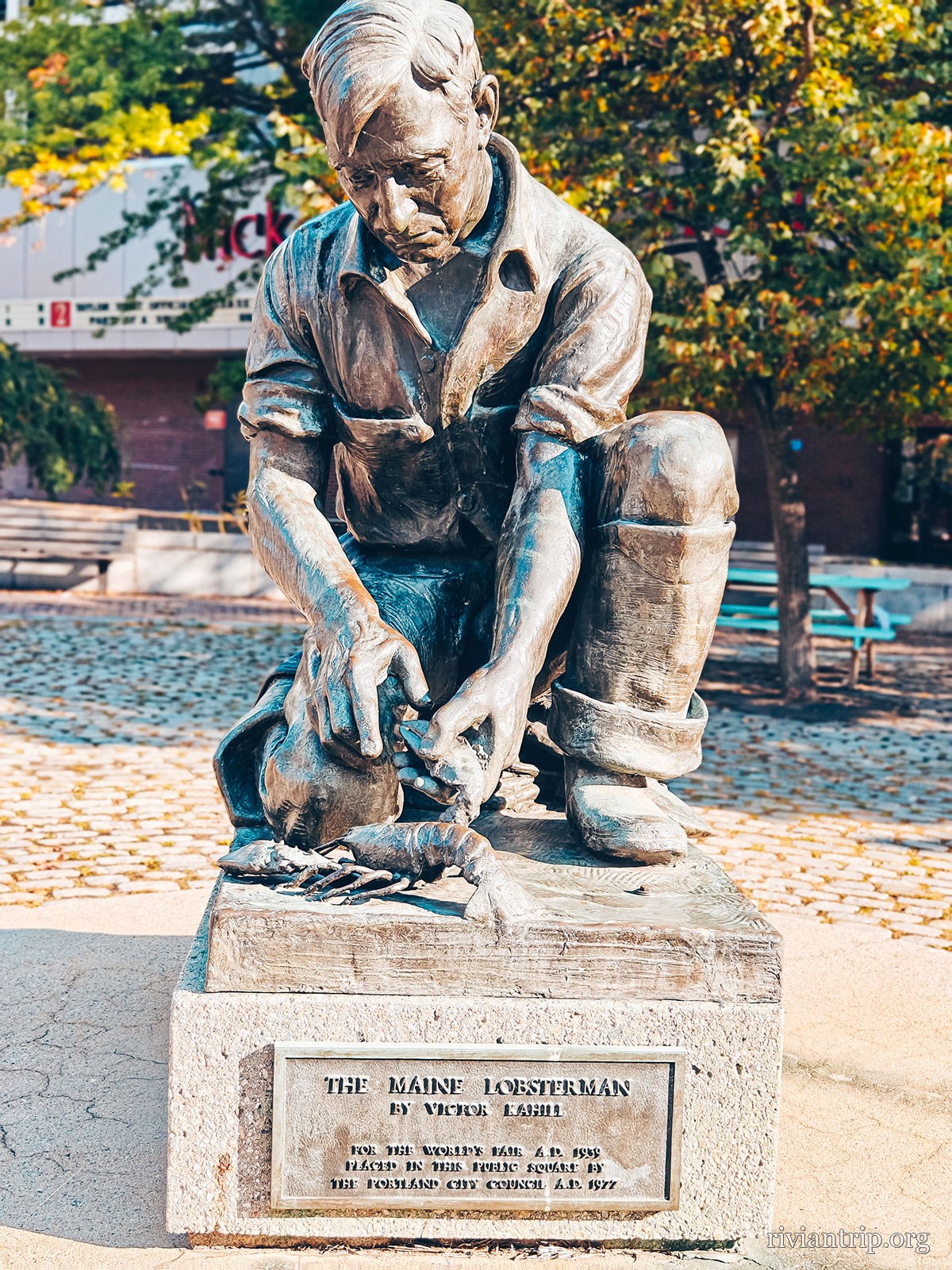 La statue de bronze du Maine Lobsterman, agenouillé sur son socle