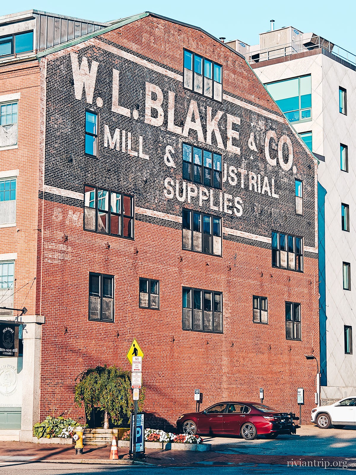 La façade peinte « W. L. Blake & Co · Mill & Industrial Supplies »