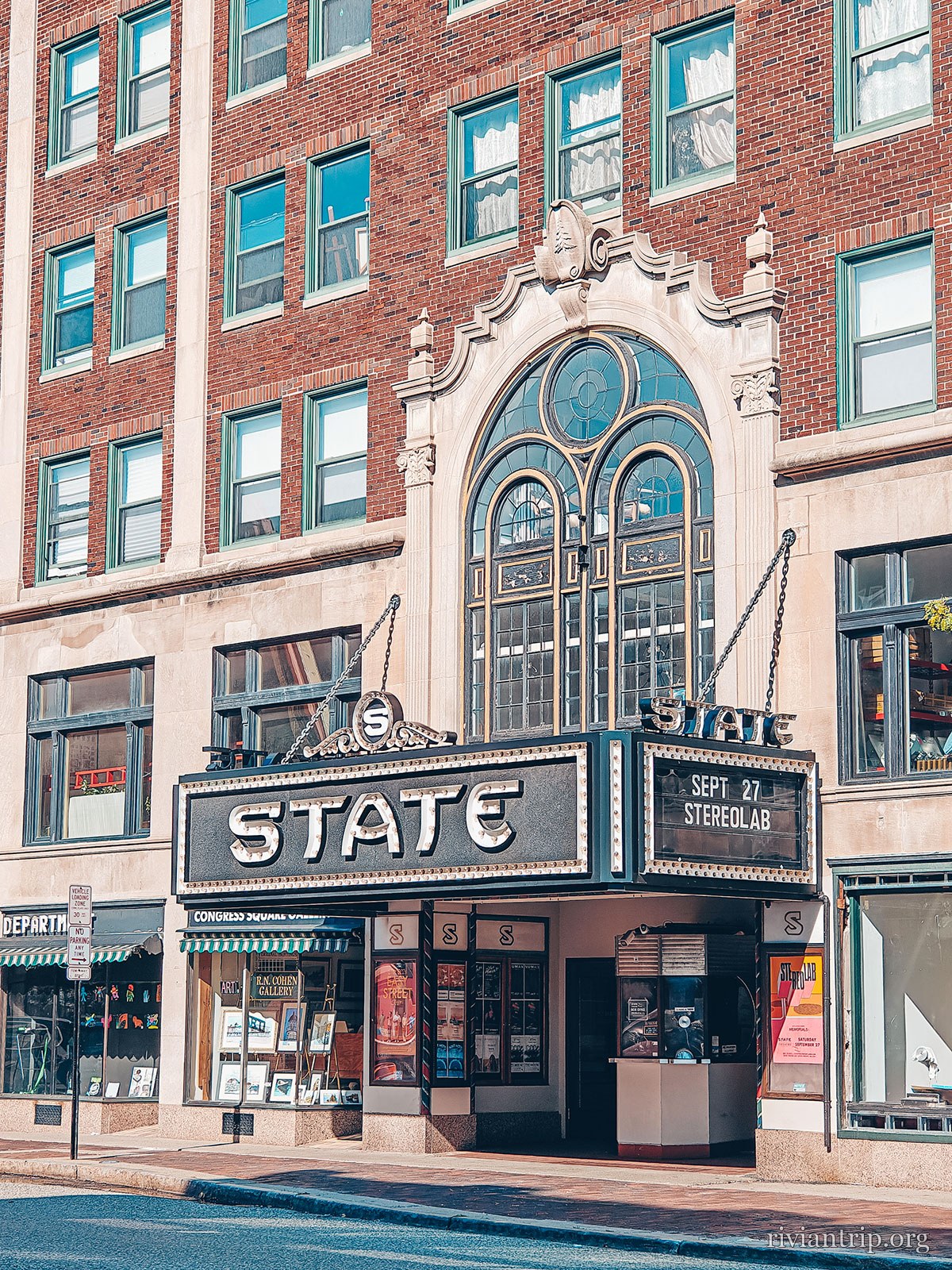 La façade et la marquise du State Theatre