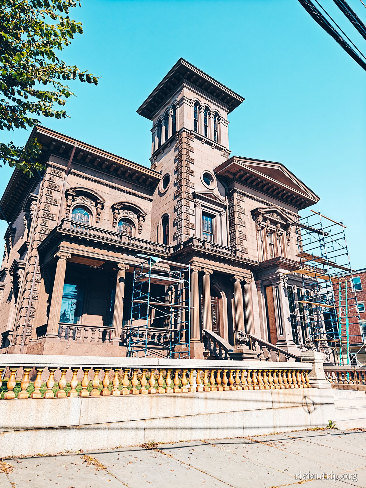 La villa de pierre brune de Victoria Mansion et sa tour carrée