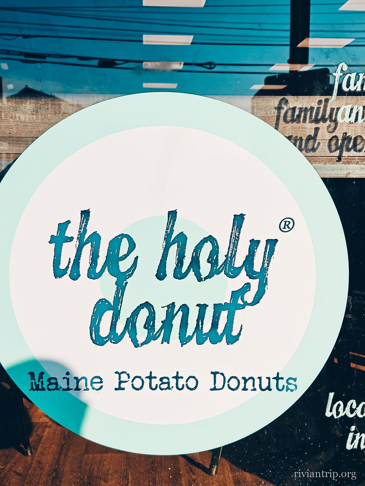 L’enseigne ronde du Holy Donut, « Maine Potato Donuts »
