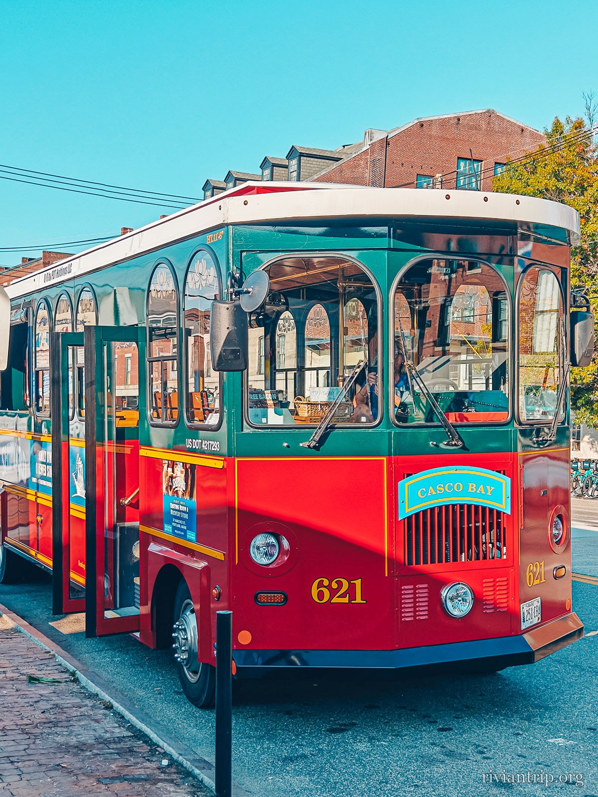 Un trolley rouge de tourisme dans une rue du centre