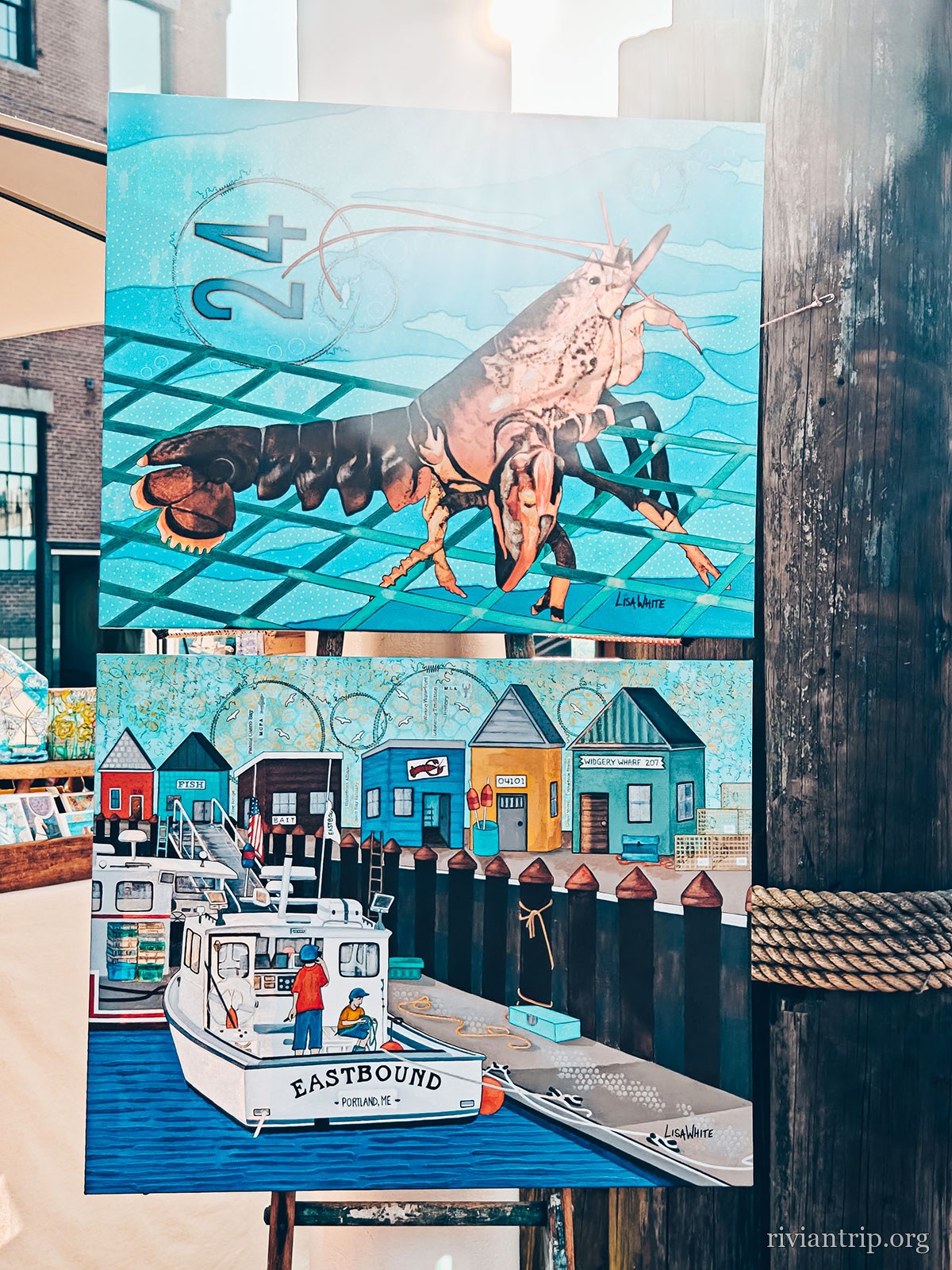 Une murale représentant un homard et un bateau de pêche