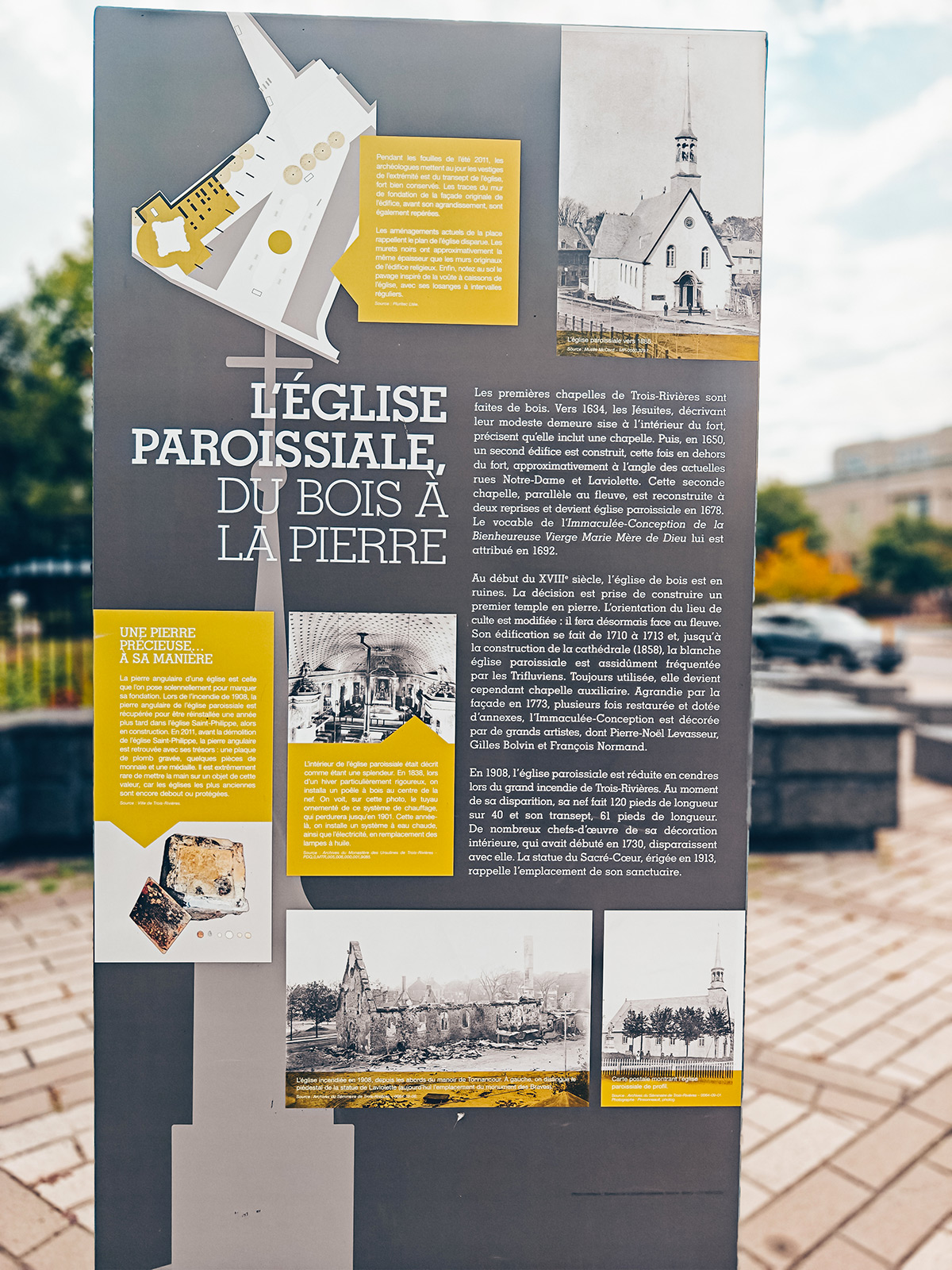 La vieille prison de Trois-Rivières, son panneau, et la place Pierre-Boucher devant la cathédrale