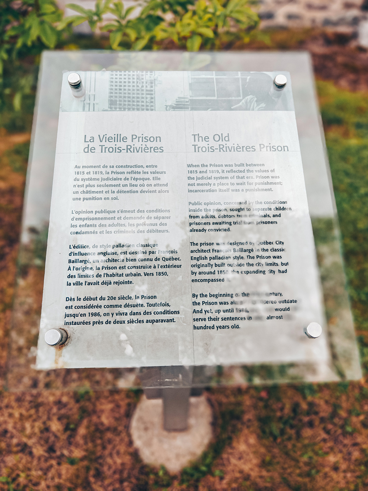 La vieille prison de Trois-Rivières, son panneau, et la place Pierre-Boucher devant la cathédrale