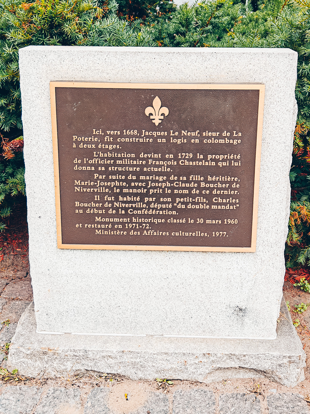 La vieille prison de Trois-Rivières, son panneau, et la place Pierre-Boucher devant la cathédrale
