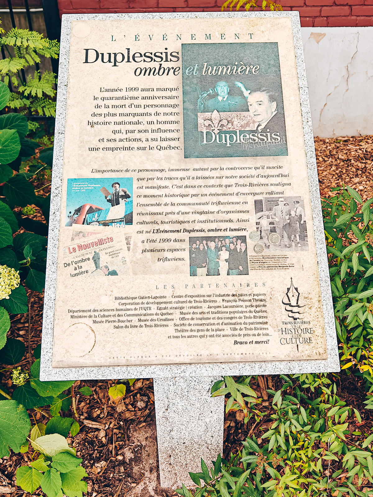 Les murales du centre-ville et l’enseigne du cinéma Memphis