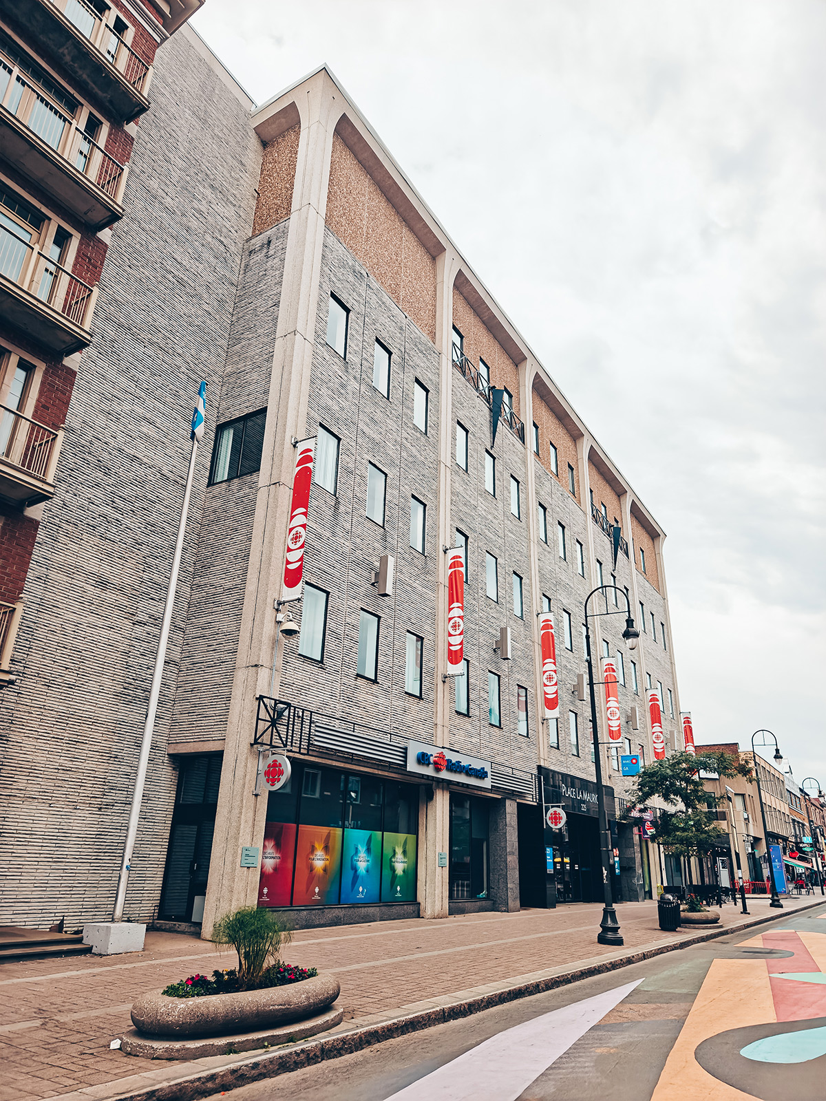 Les murales du centre-ville et l’enseigne du cinéma Memphis