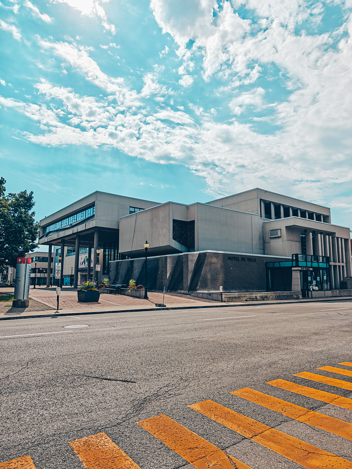 Les murales du centre-ville et l’enseigne du cinéma Memphis