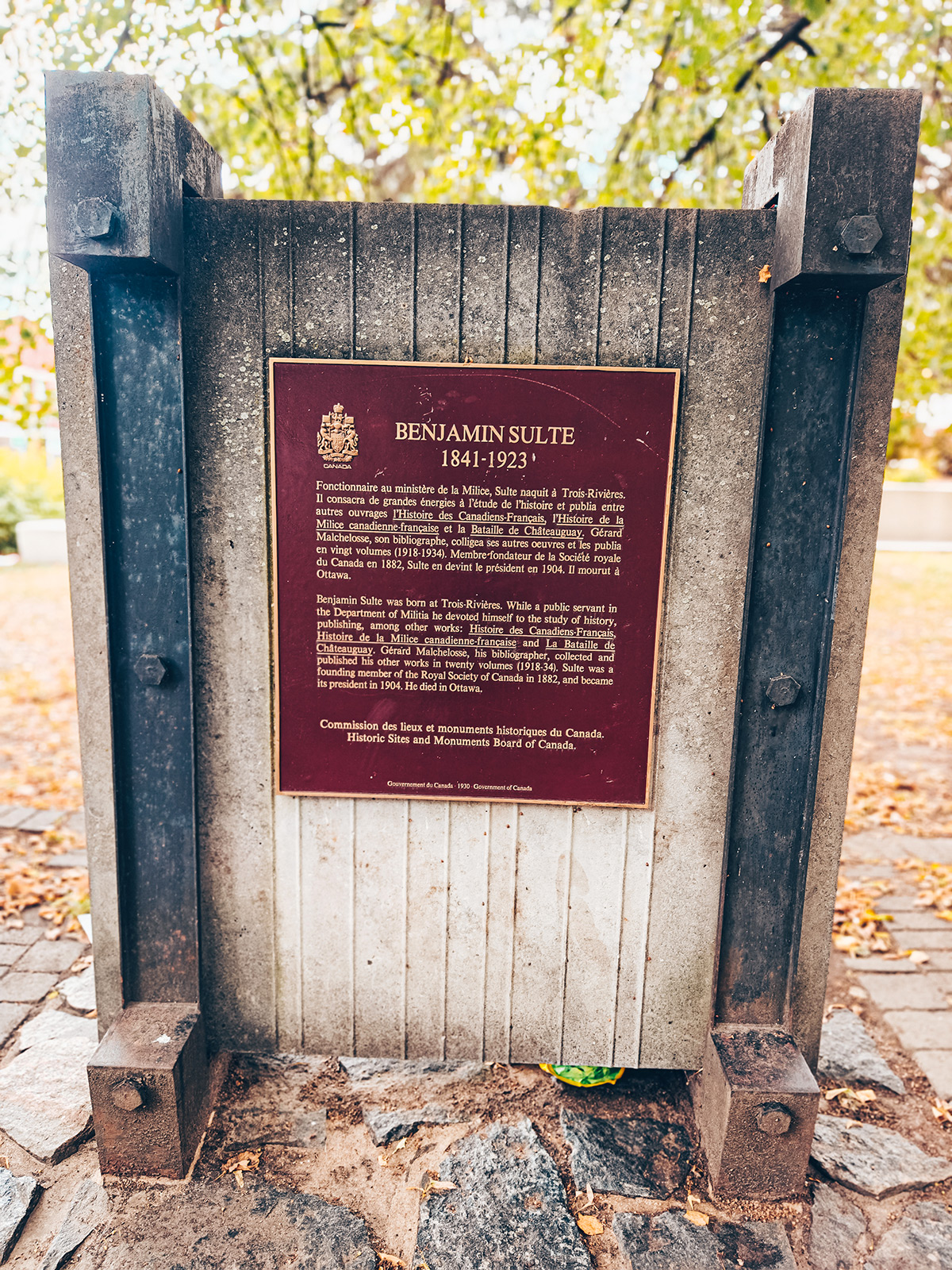 Les plaques de bronze scellées dans la pierre et les blocs erratiques