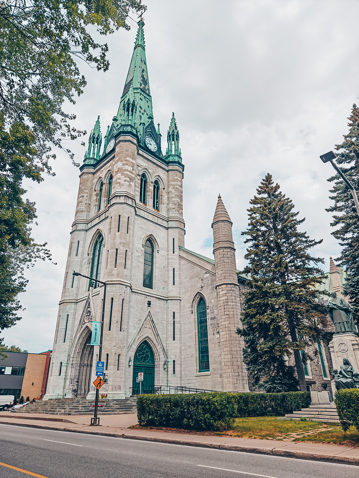 La cathédrale de l’Assomption, sa tour carrée et ses flèches de cuivre vert