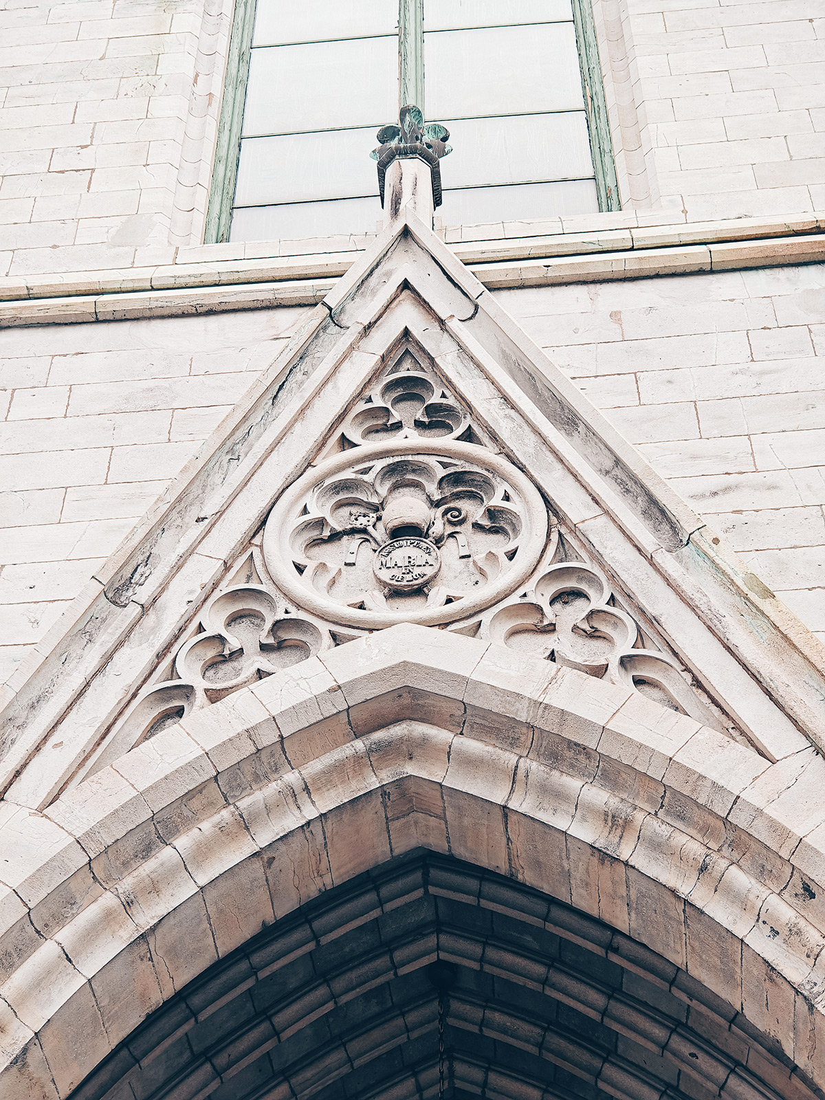 Le portail néo-gothique de la cathédrale et sa rosace de pierre