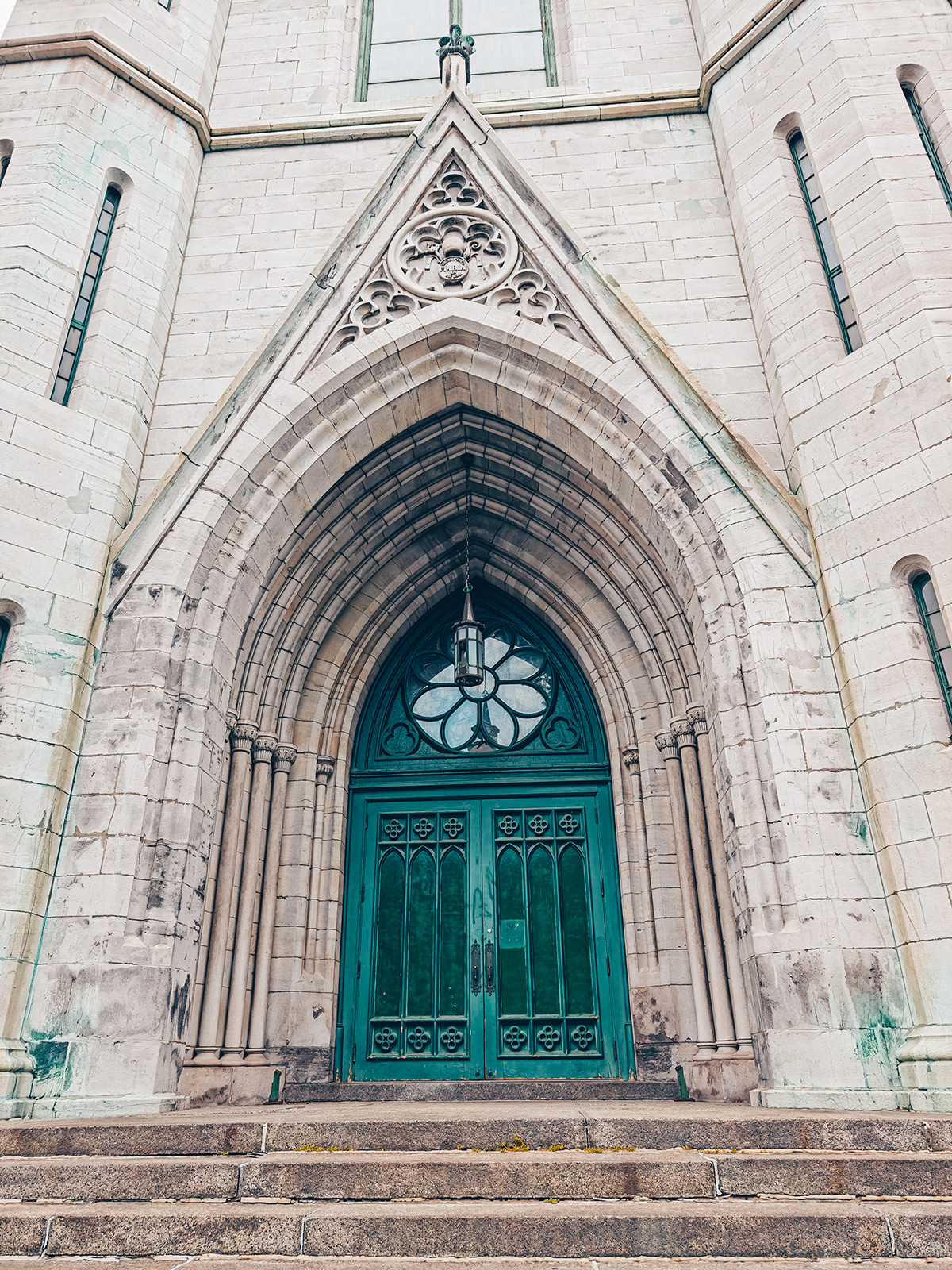 Le portail néo-gothique de la cathédrale et sa rosace de pierre