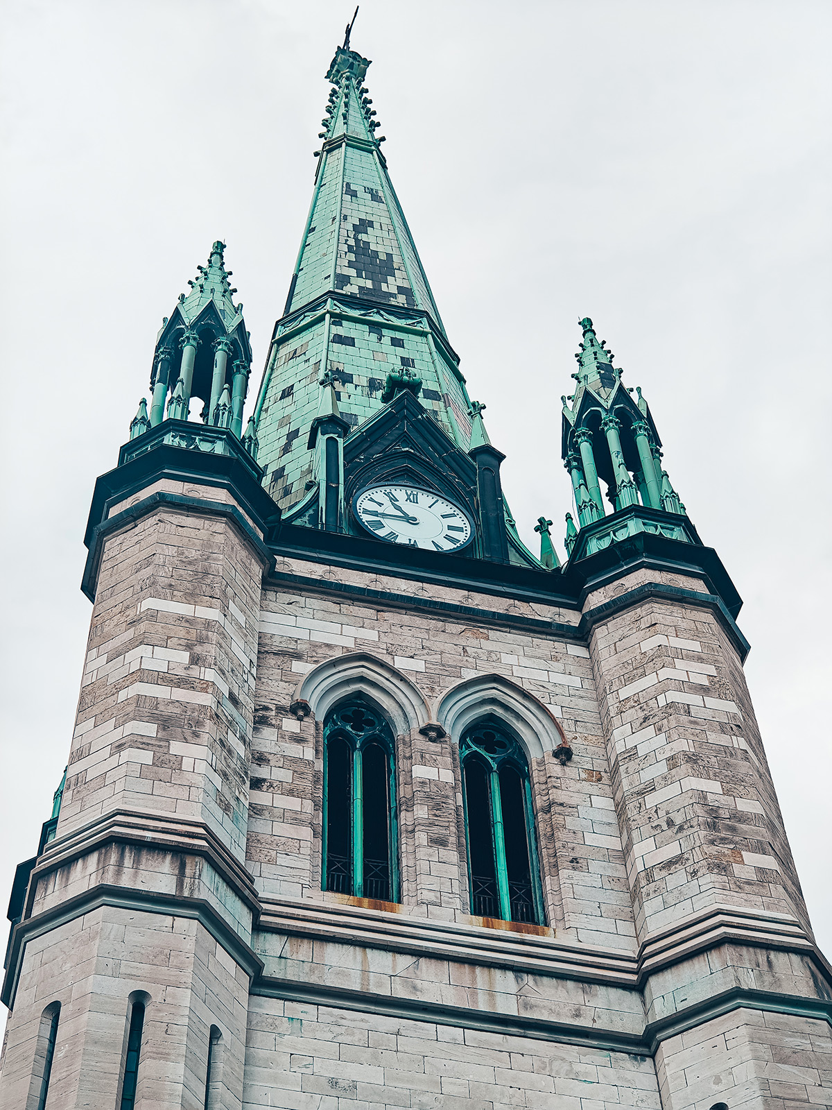 La cathédrale de l’Assomption, sa tour carrée et ses flèches de cuivre vert