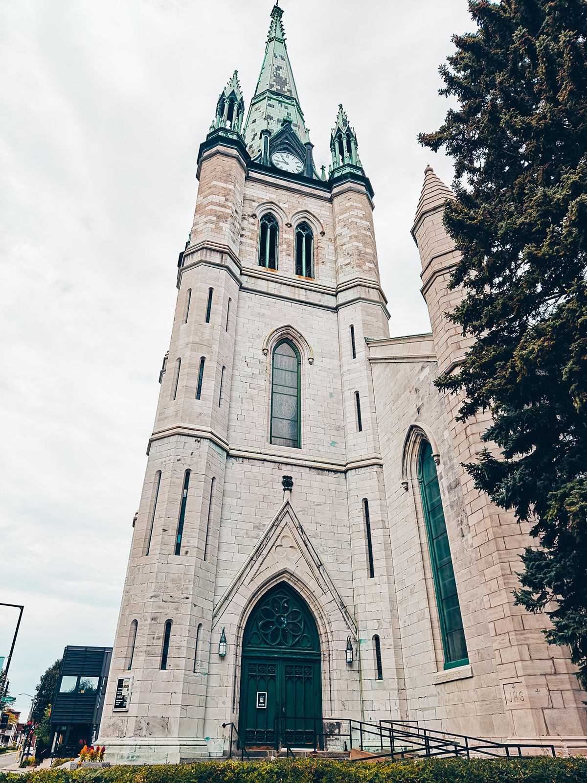 La cathédrale de l’Assomption, sa tour carrée et ses flèches de cuivre vert