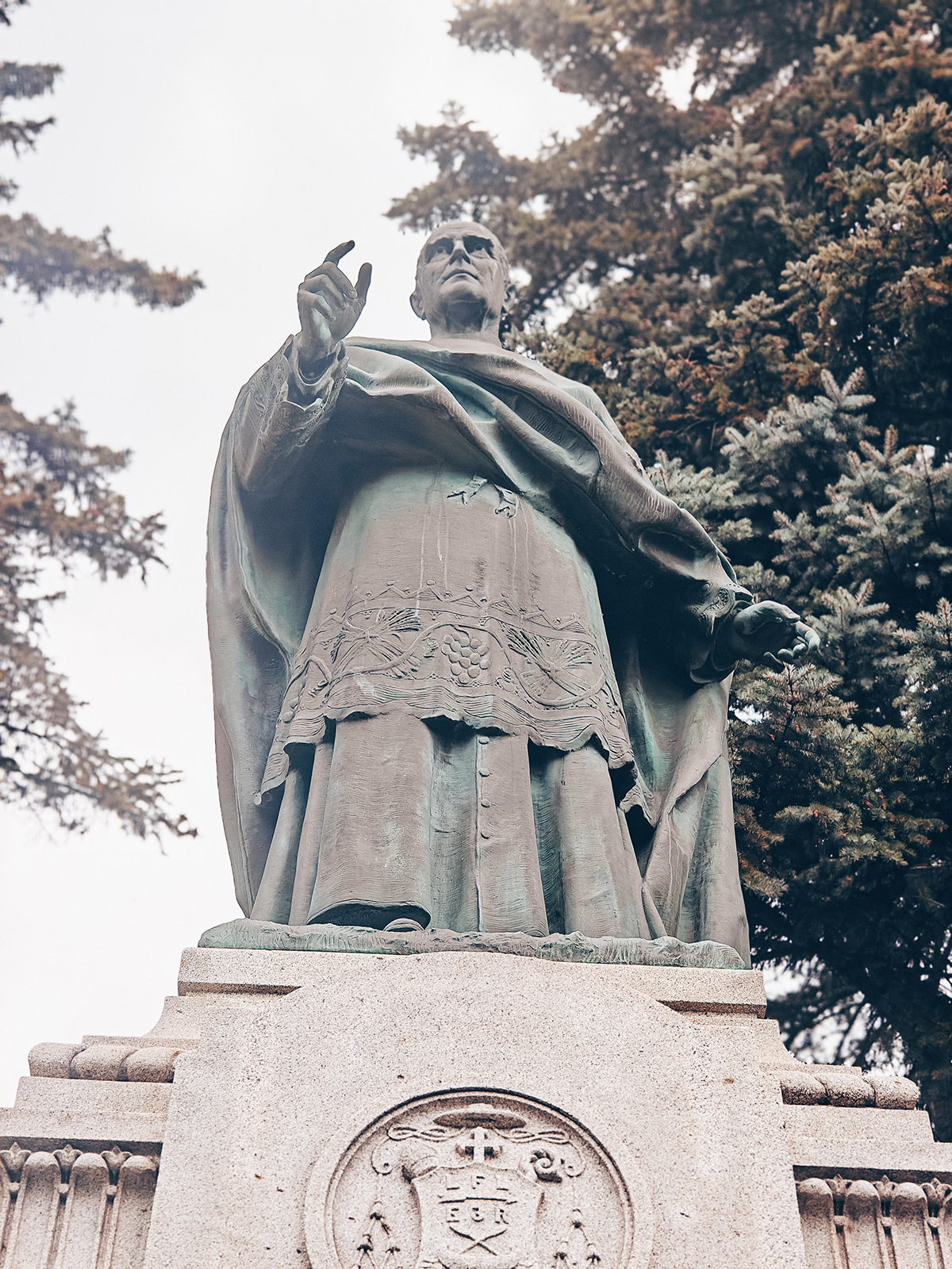 Le monument à M<sup>gr</sup> Laflèche devant la cathédrale