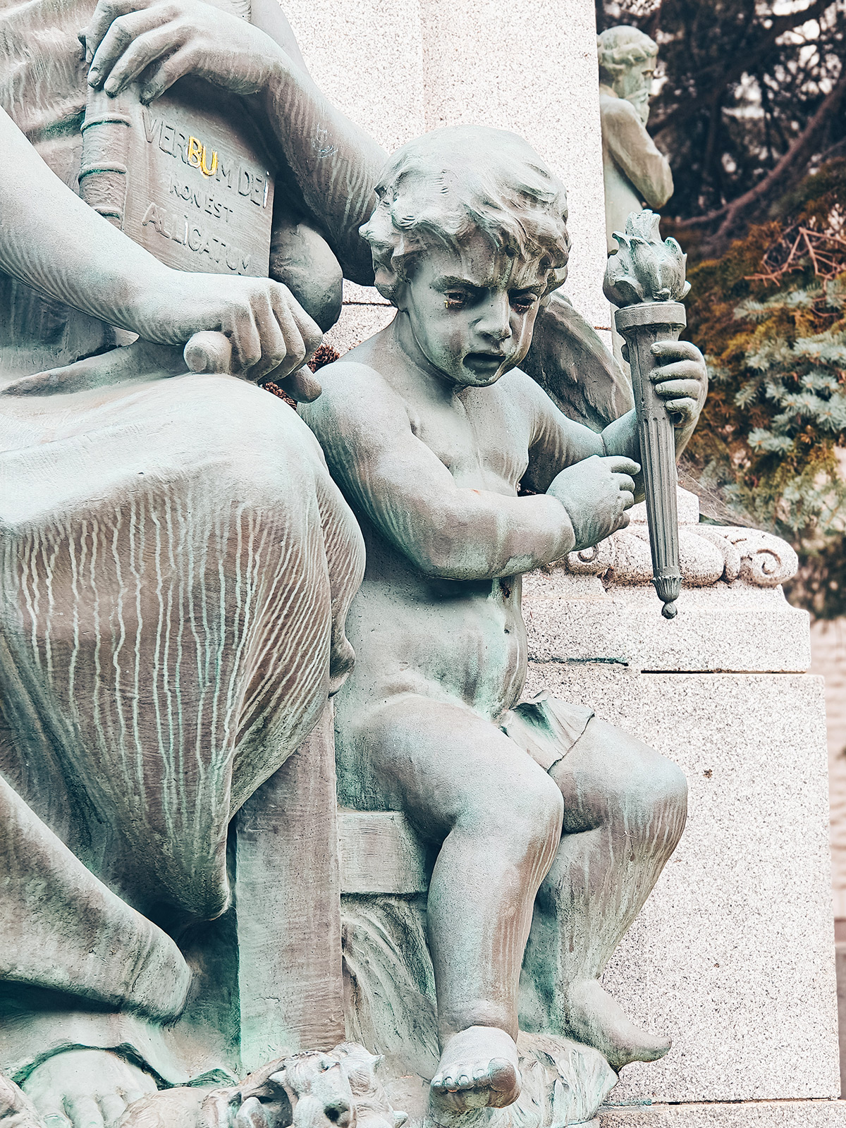 Les figures allégoriques de bronze au pied du monument Laflèche