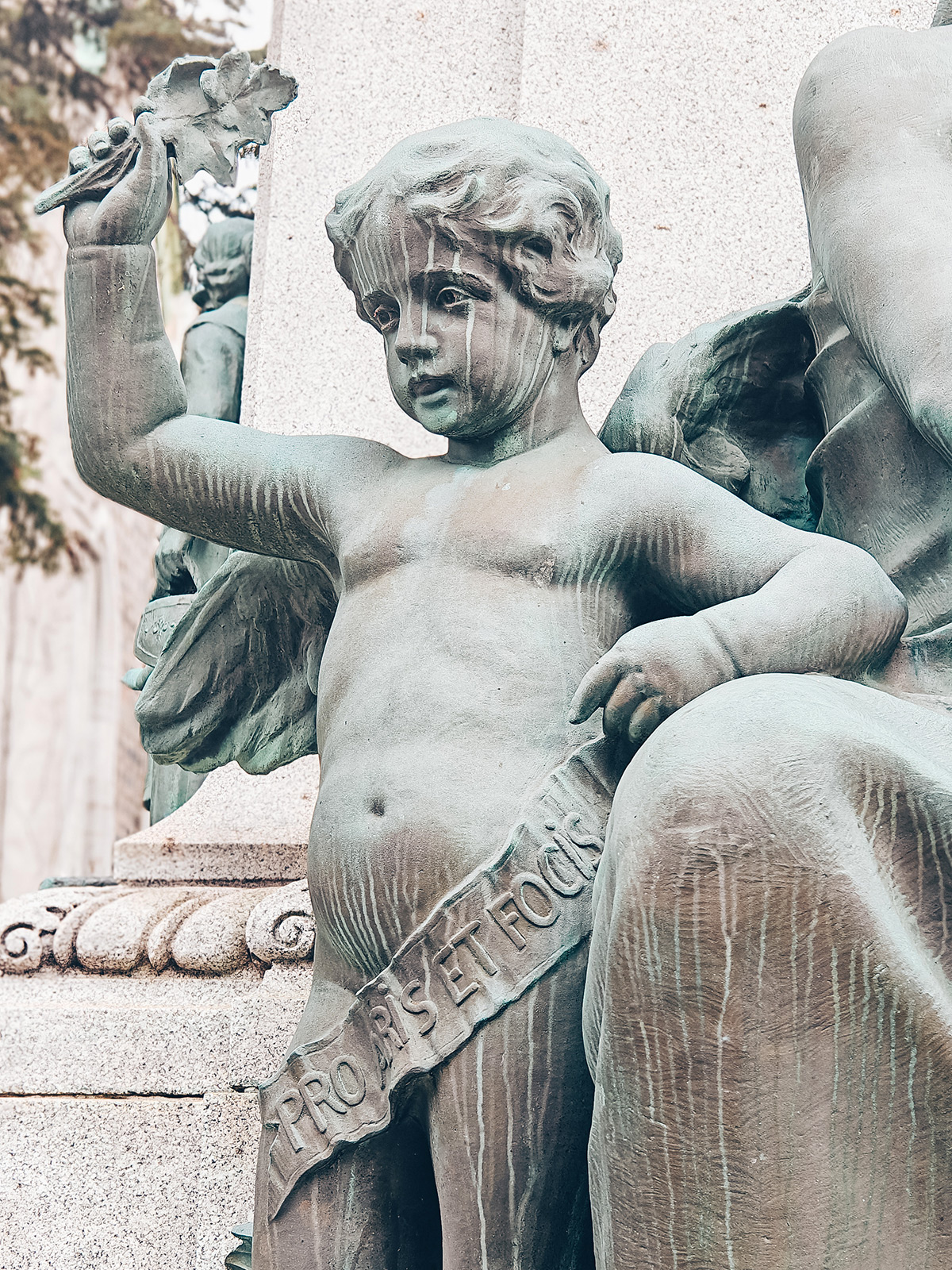 Les figures allégoriques de bronze au pied du monument Laflèche
