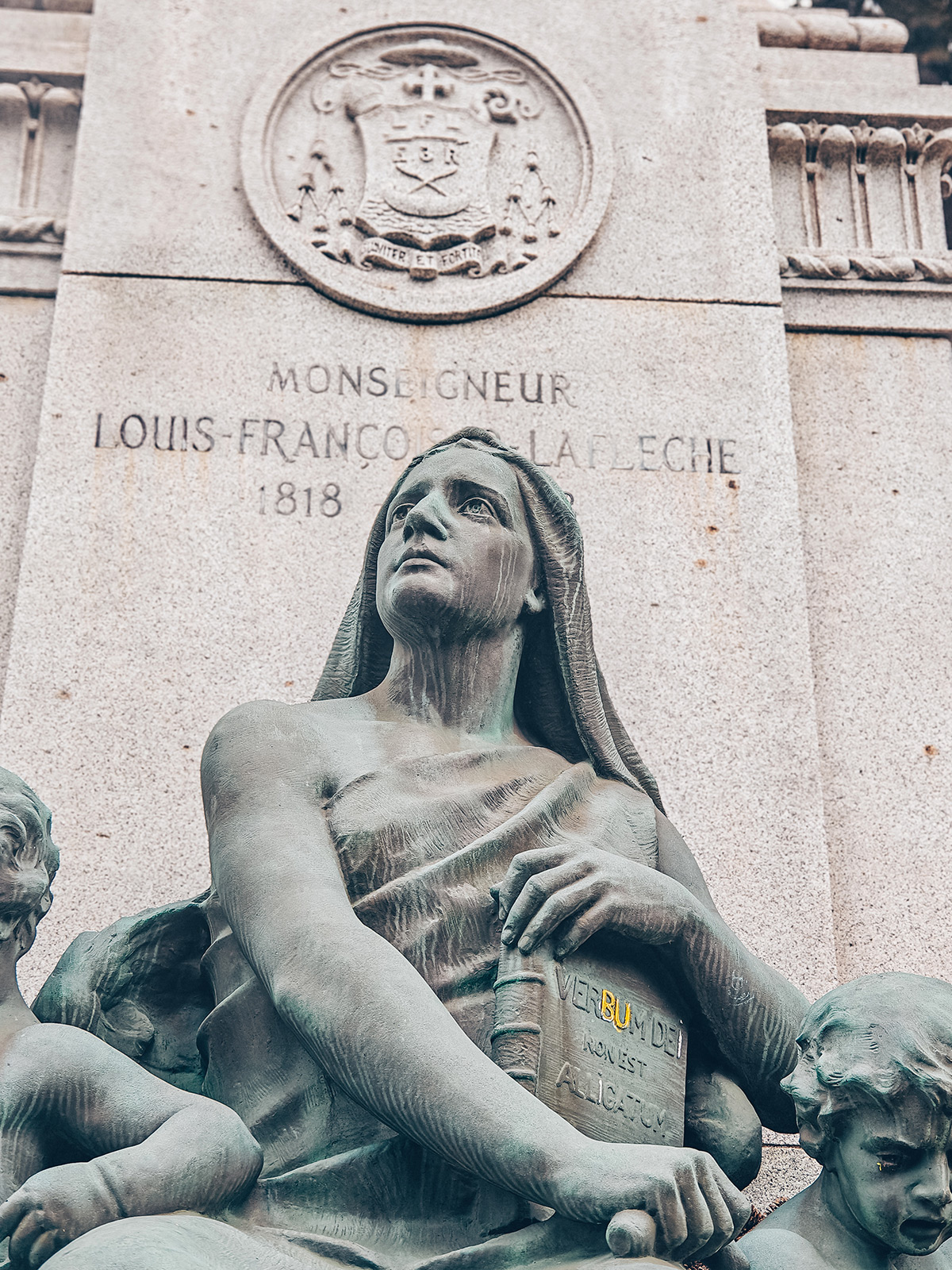 Les figures allégoriques de bronze au pied du monument Laflèche