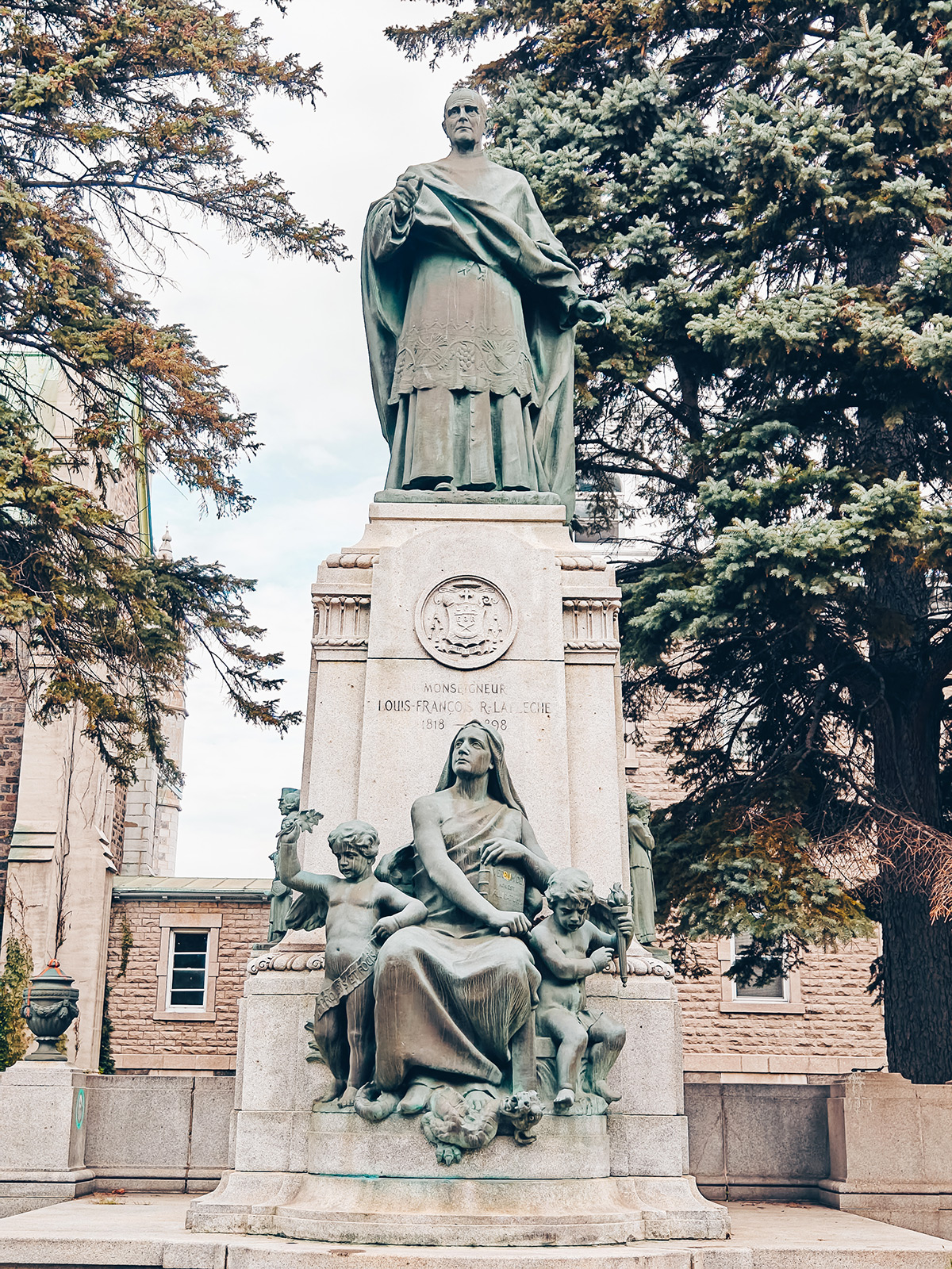 Le monument à M<sup>gr</sup> Laflèche devant la cathédrale