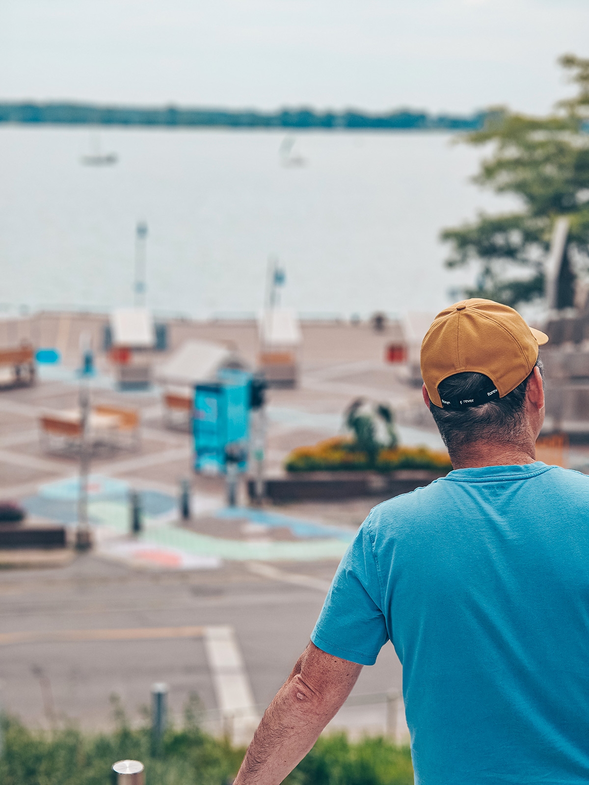 La promenade du parc portuaire face au Saint-Laurent